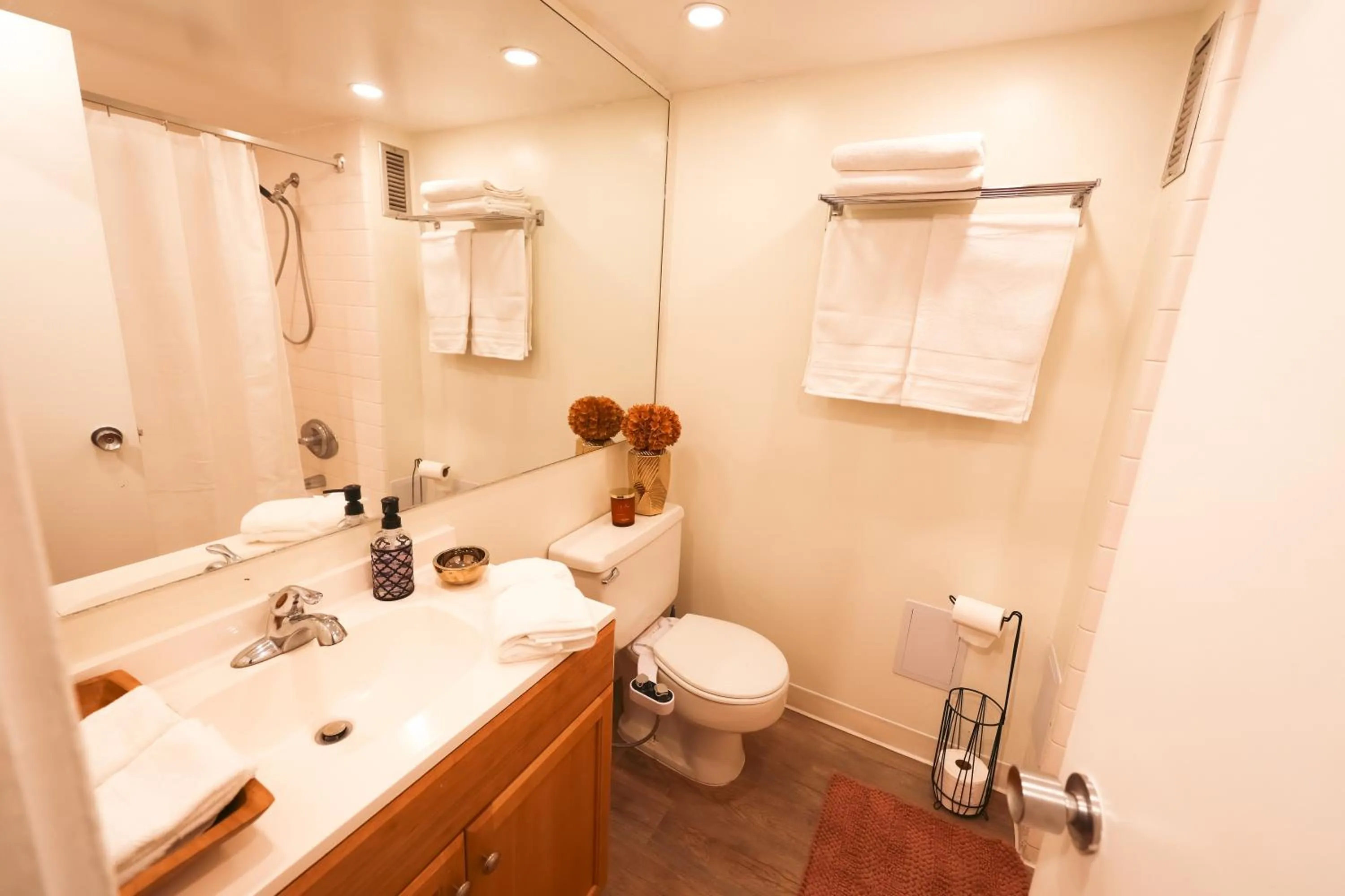 Tropical Studios at Marine Surf Waikiki - FREE PARKING - BEST LOCATION - FULL KITCHEN - SWIMMING POOL