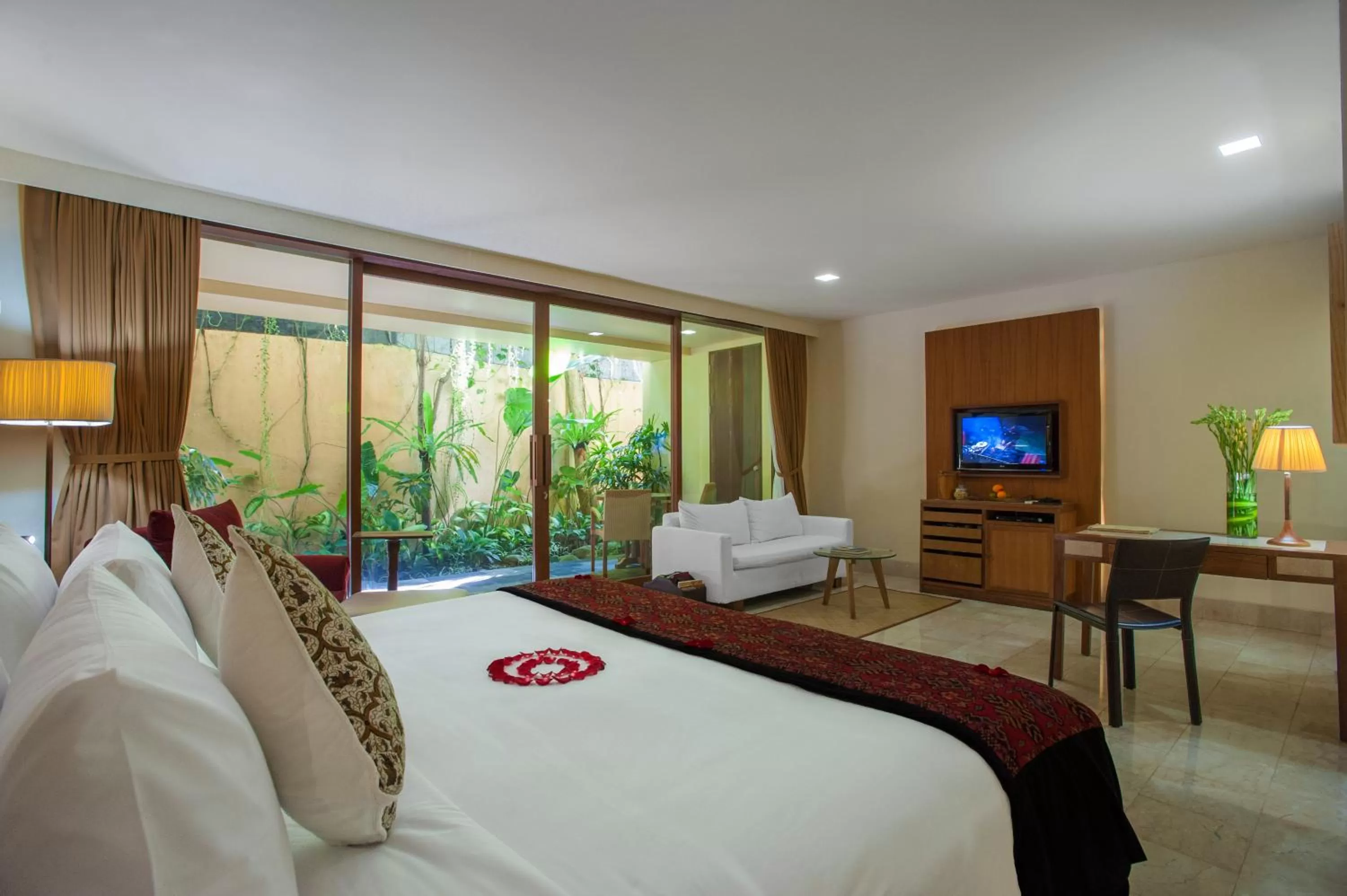 TV and multimedia, Bed in Komaneka at Rasa Sayang Ubud