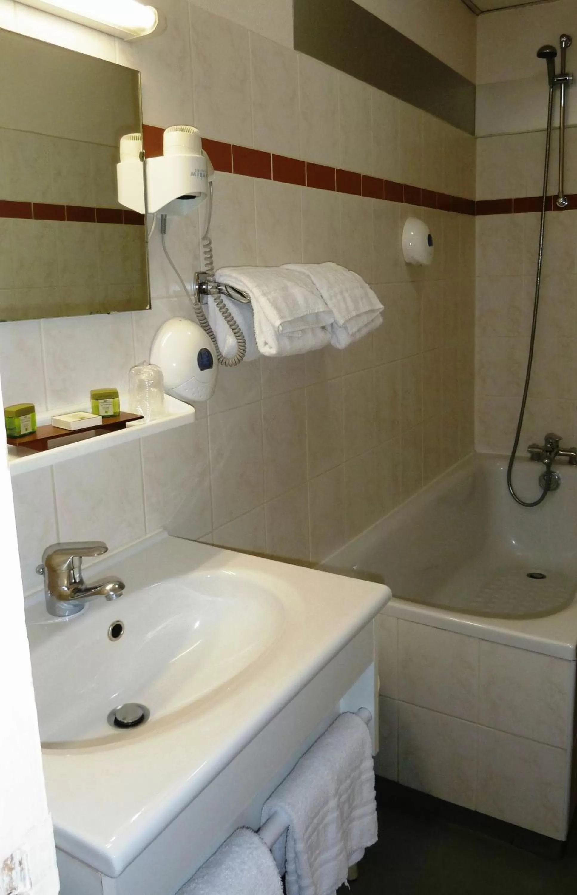 Bathroom in Logis Hôtel Restaurant du Midi - Rodez Centre