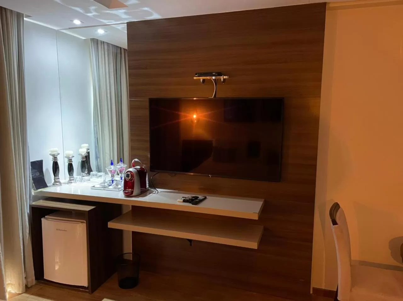 Bedroom, TV/Entertainment Center in Hotel Mohave