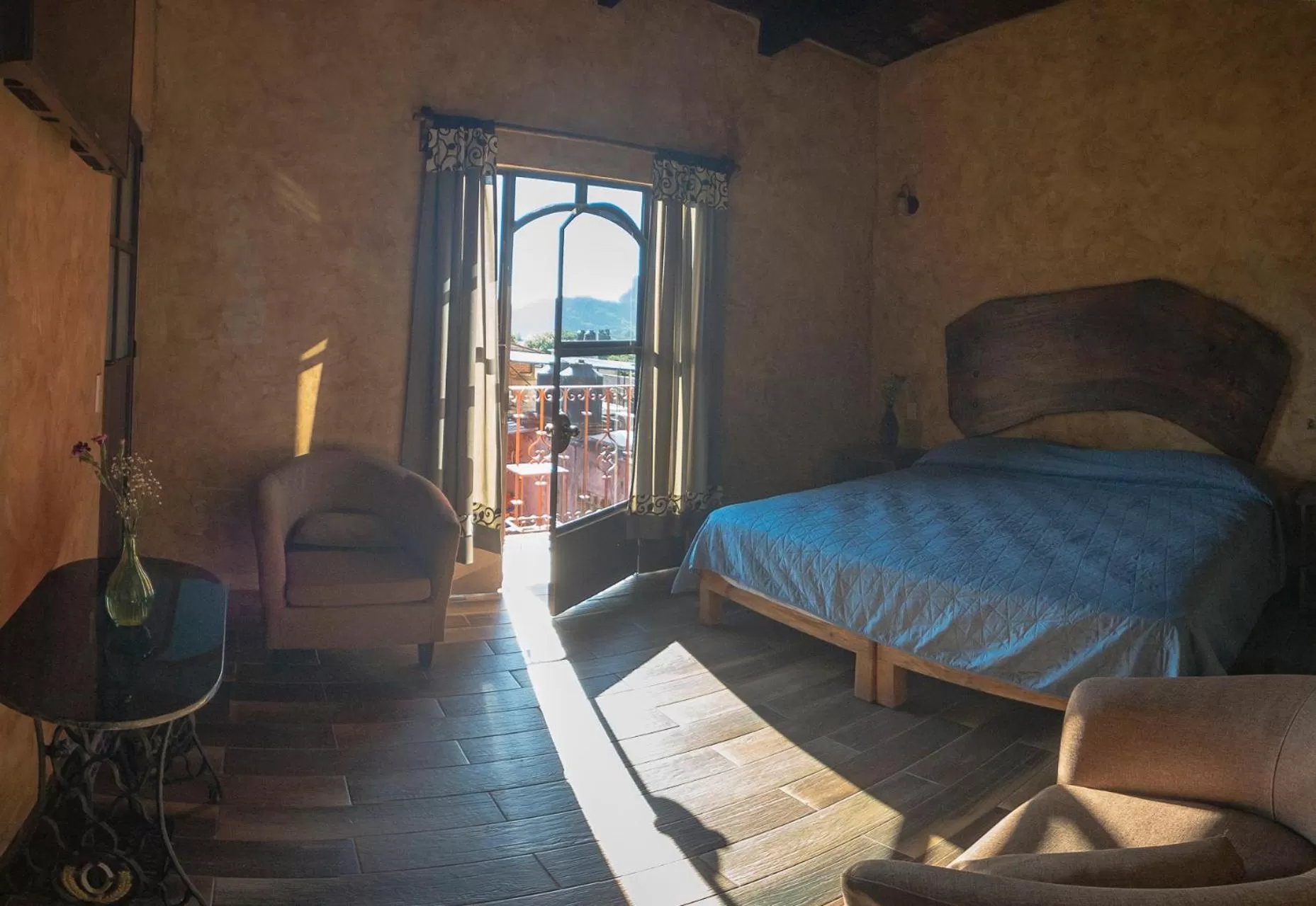 Photo of the whole room, Bed in Flor de Cera