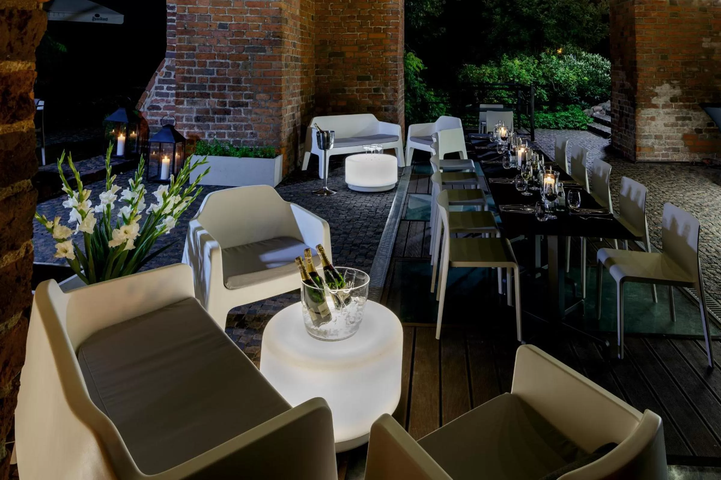 Restaurant/places to eat in Hotel 1231