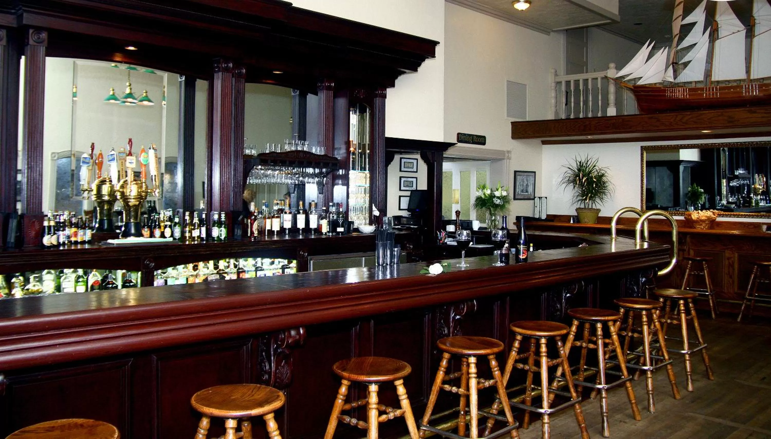 Lounge or bar in Victorian Inn