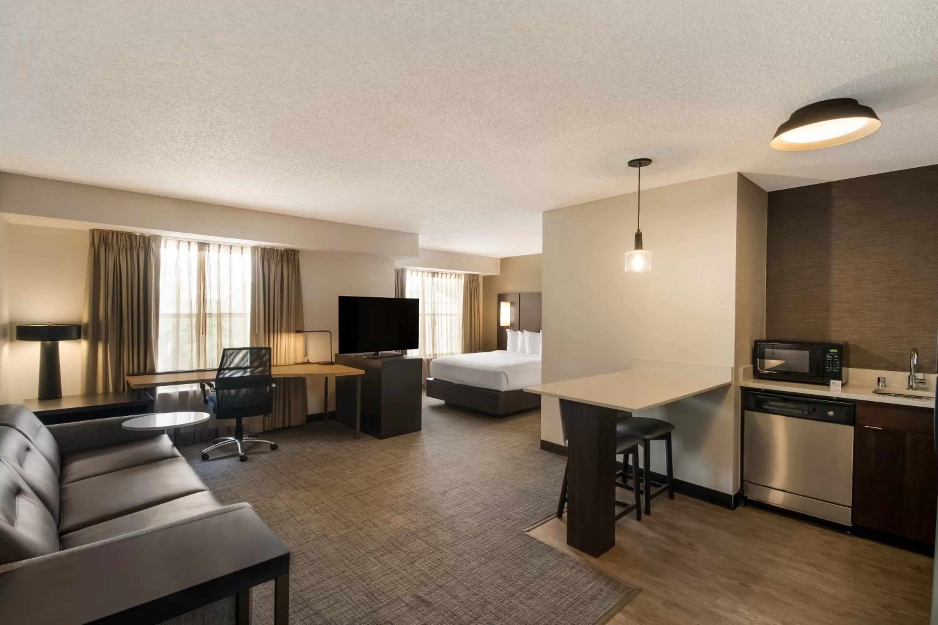 Kitchen or kitchenette, Bed in Sonesta ES Suites Dallas Richardson