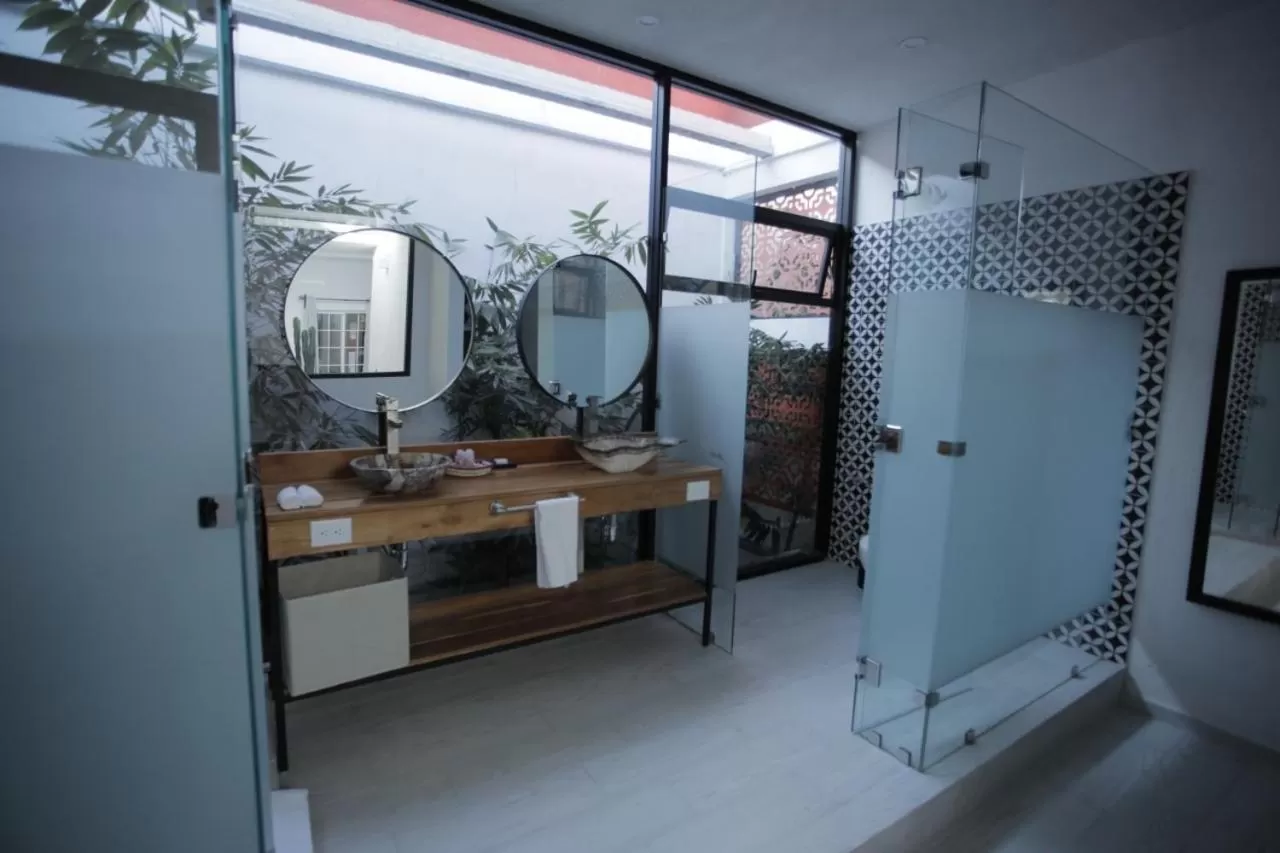 Bathroom in Hotel La Casa de los Árboles Immersive Experience