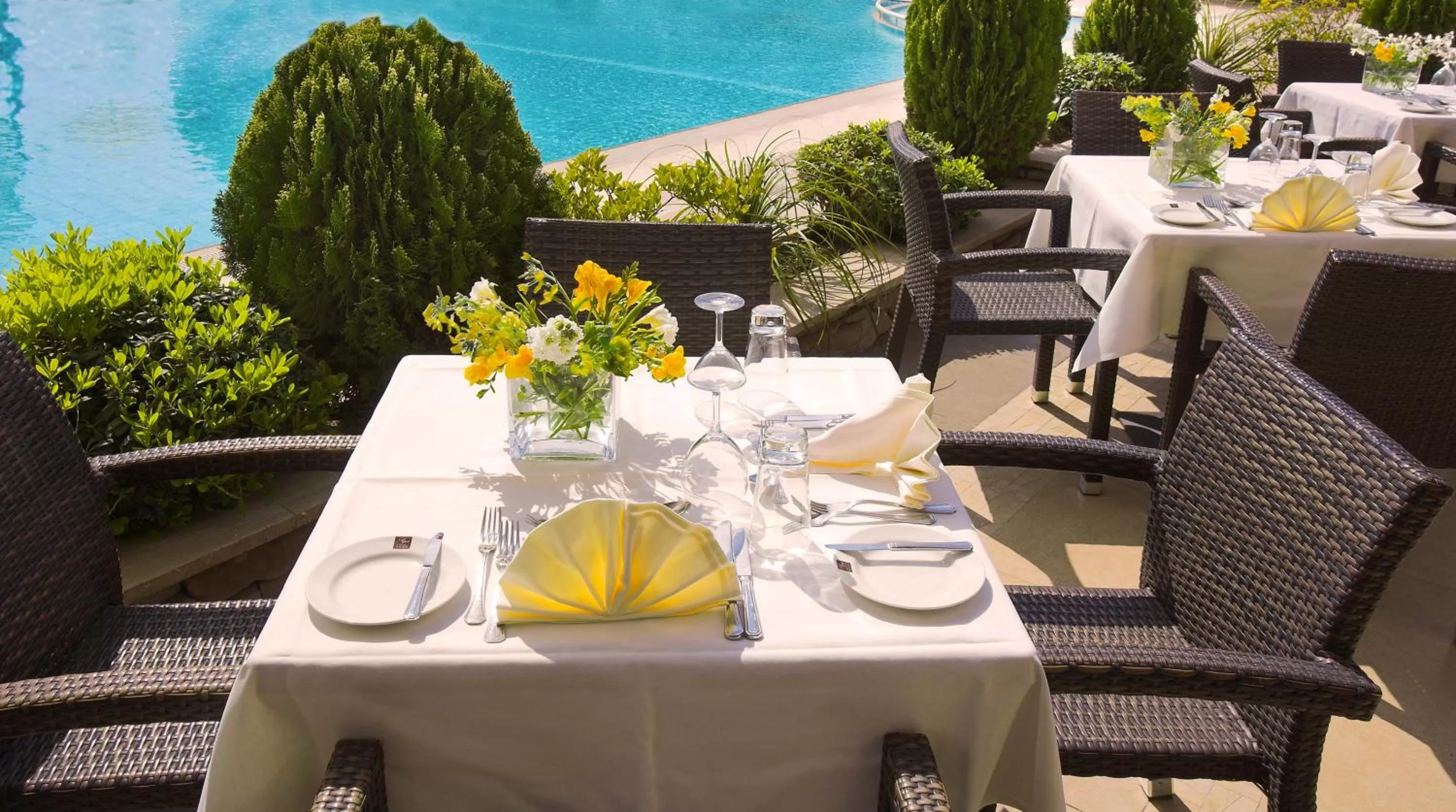 Restaurant/places to eat in Ajax Hotel