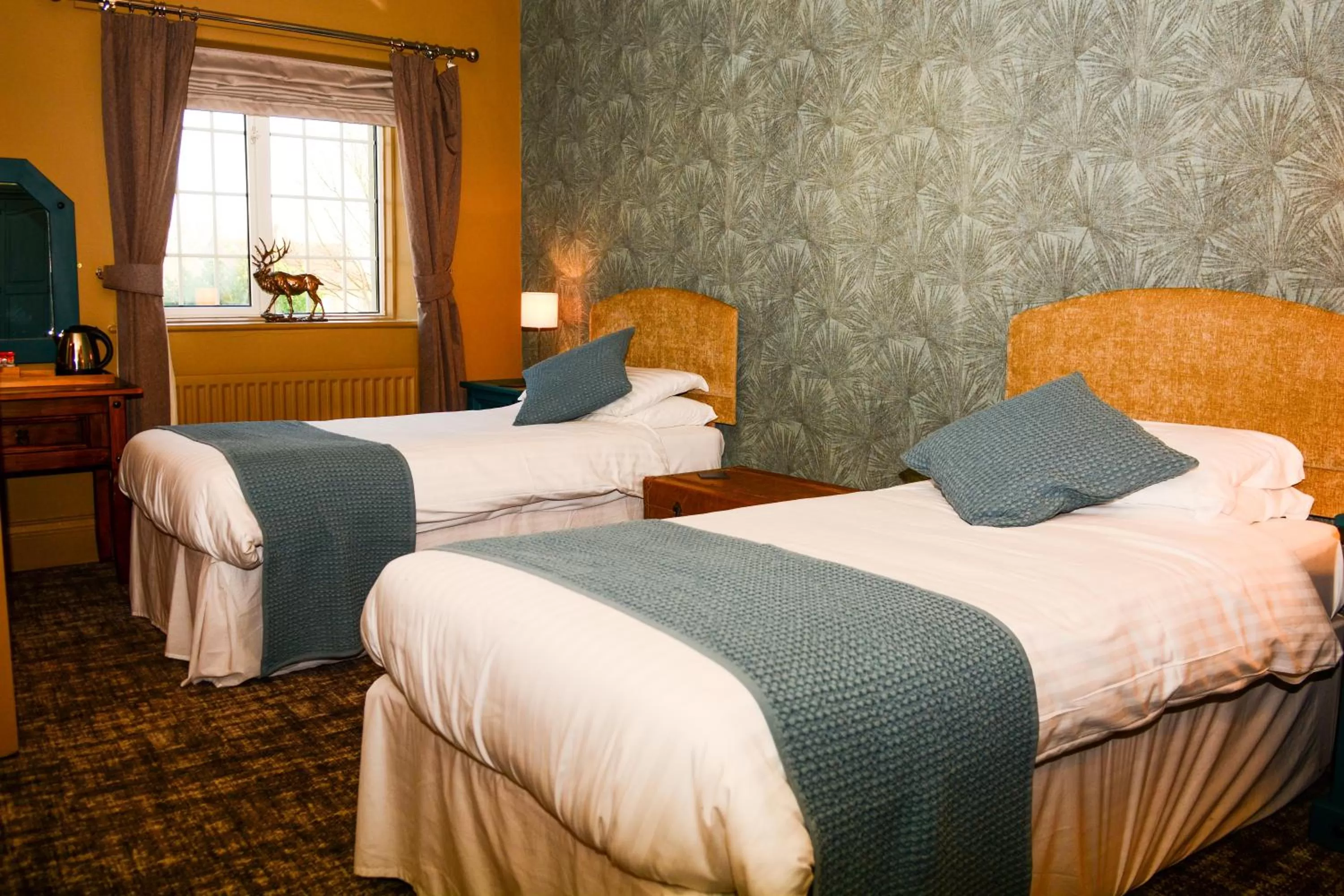 Bedroom, Bed in Plough Inn