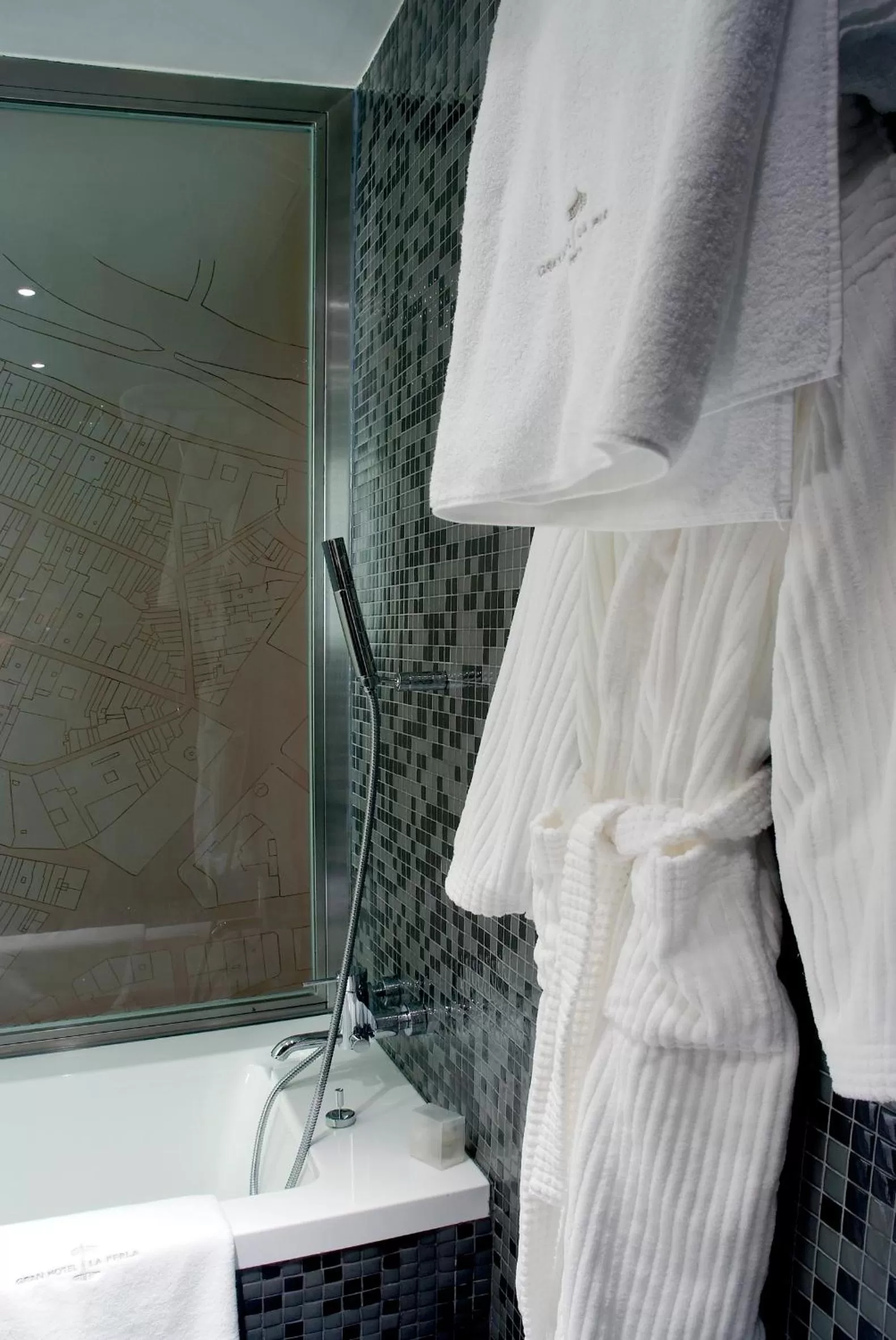 Shower in Gran Hotel La Perla