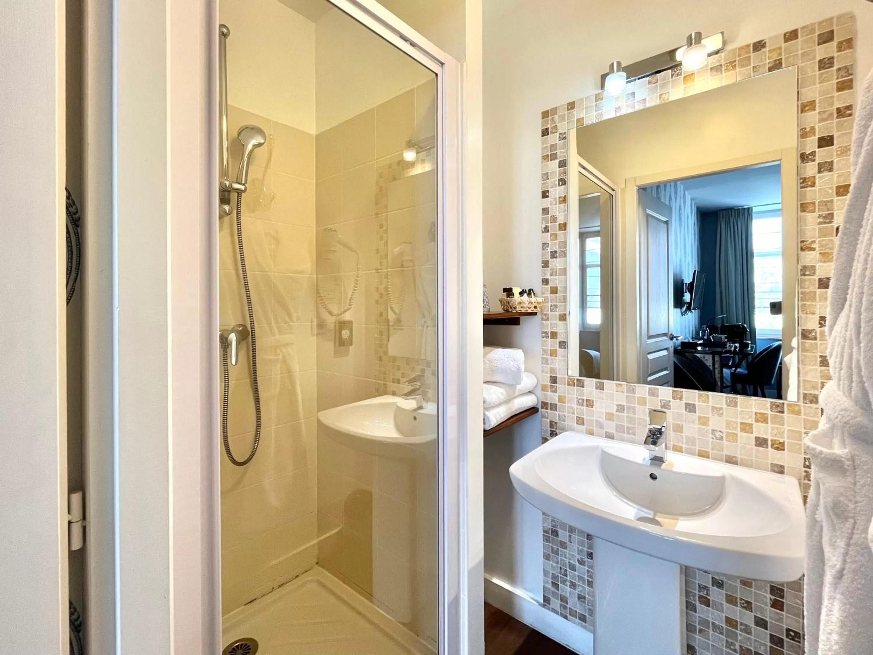 Shower in Hôtel des Basses Pyrénées - Bayonne