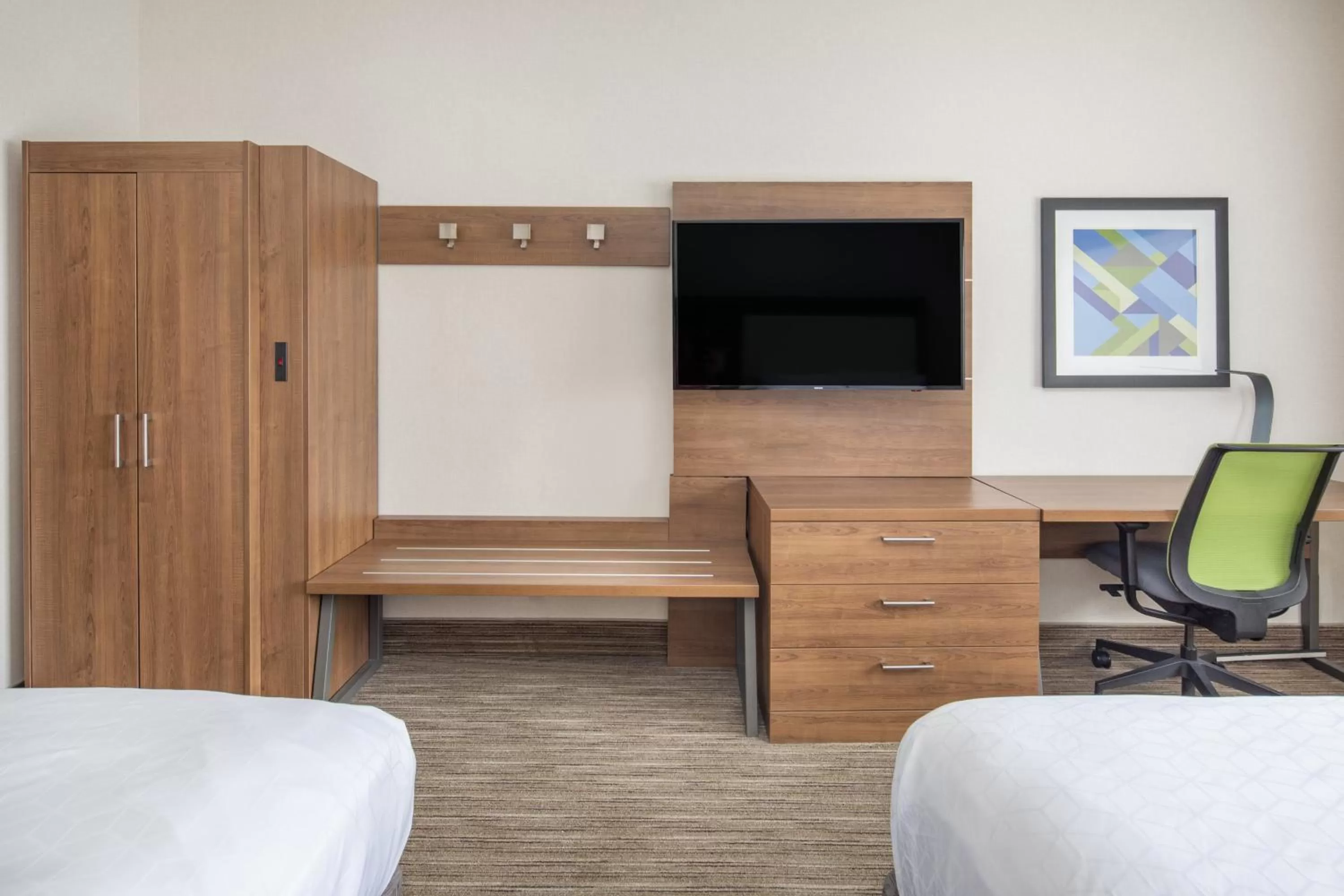 Photo of the whole room, Bed in Holiday Inn Express Hotel & Suites Bishop by IHG
