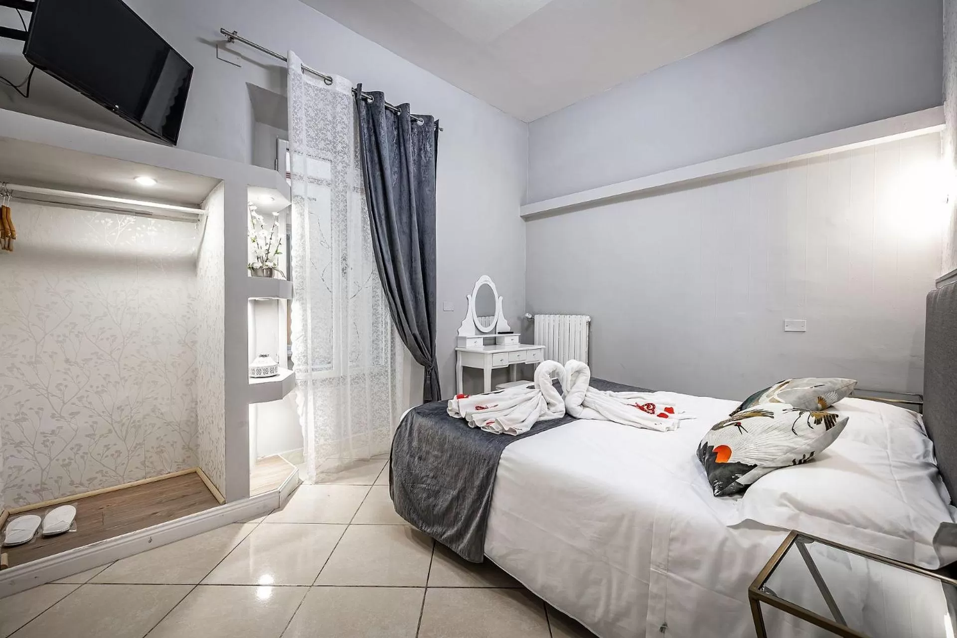 TV and multimedia, Bed in HOTEL VENETO con accesso ZTL