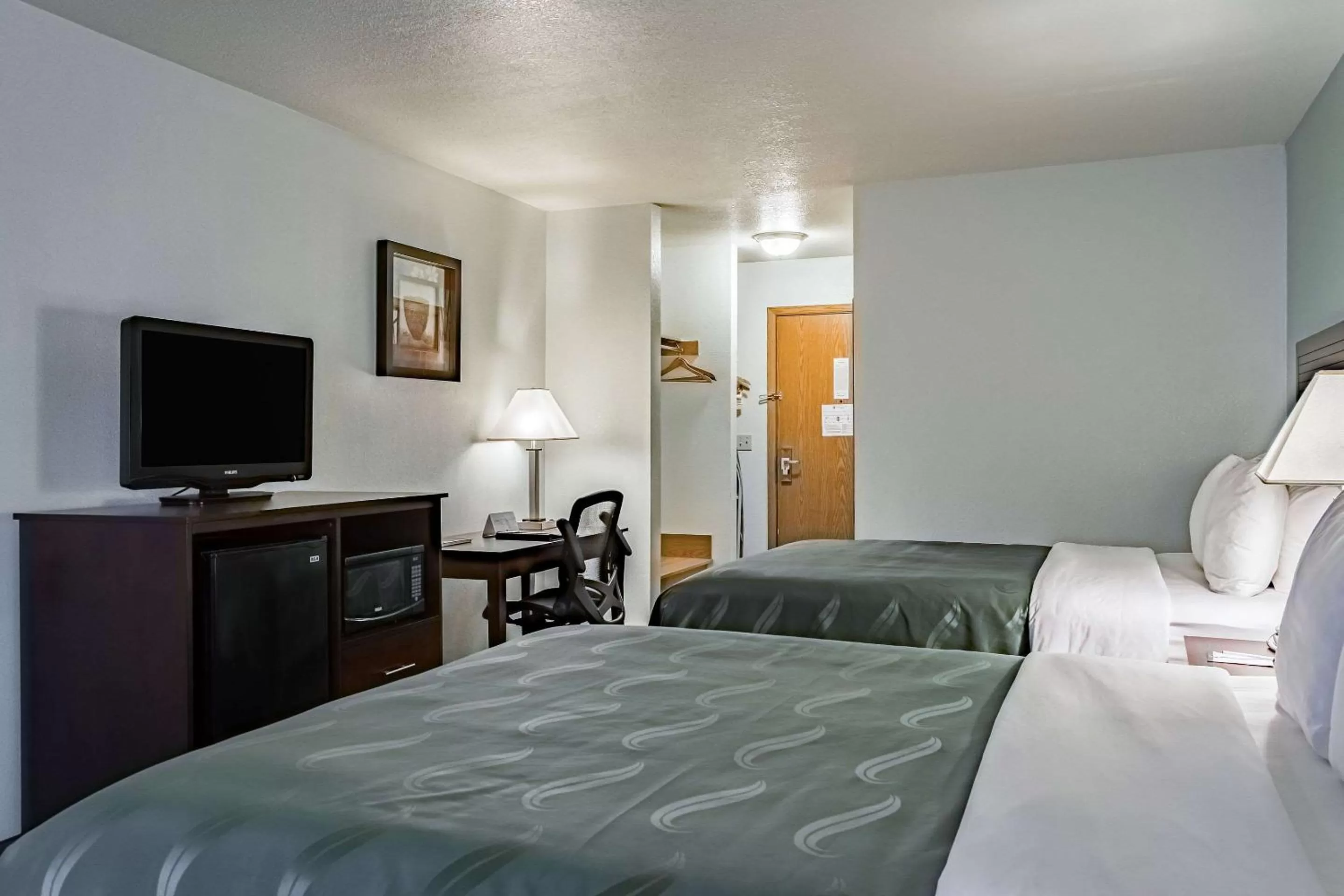 Photo of the whole room, Bed in Quality Inn & Suites Vancouver North