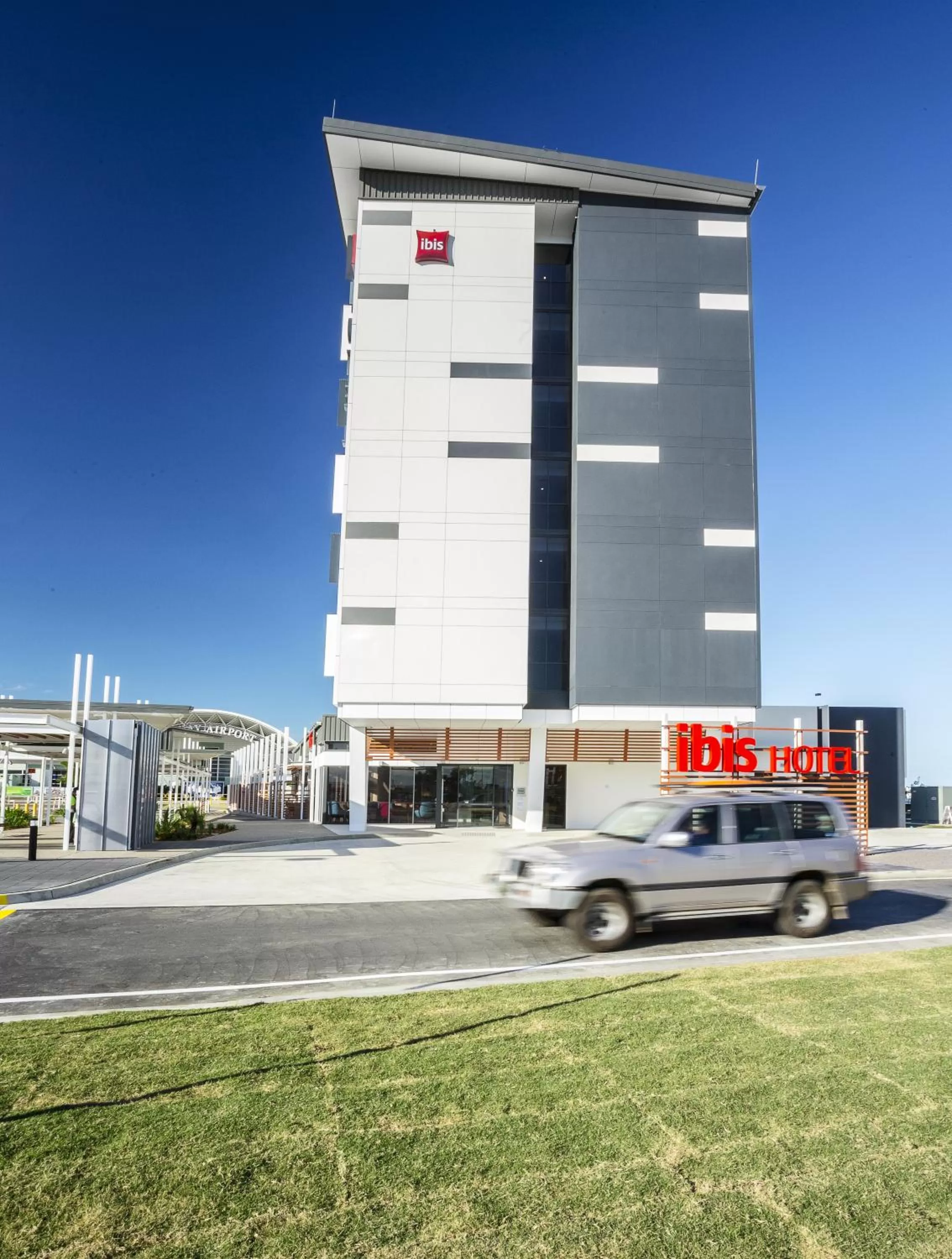 Facade/entrance in Ibis Mackay