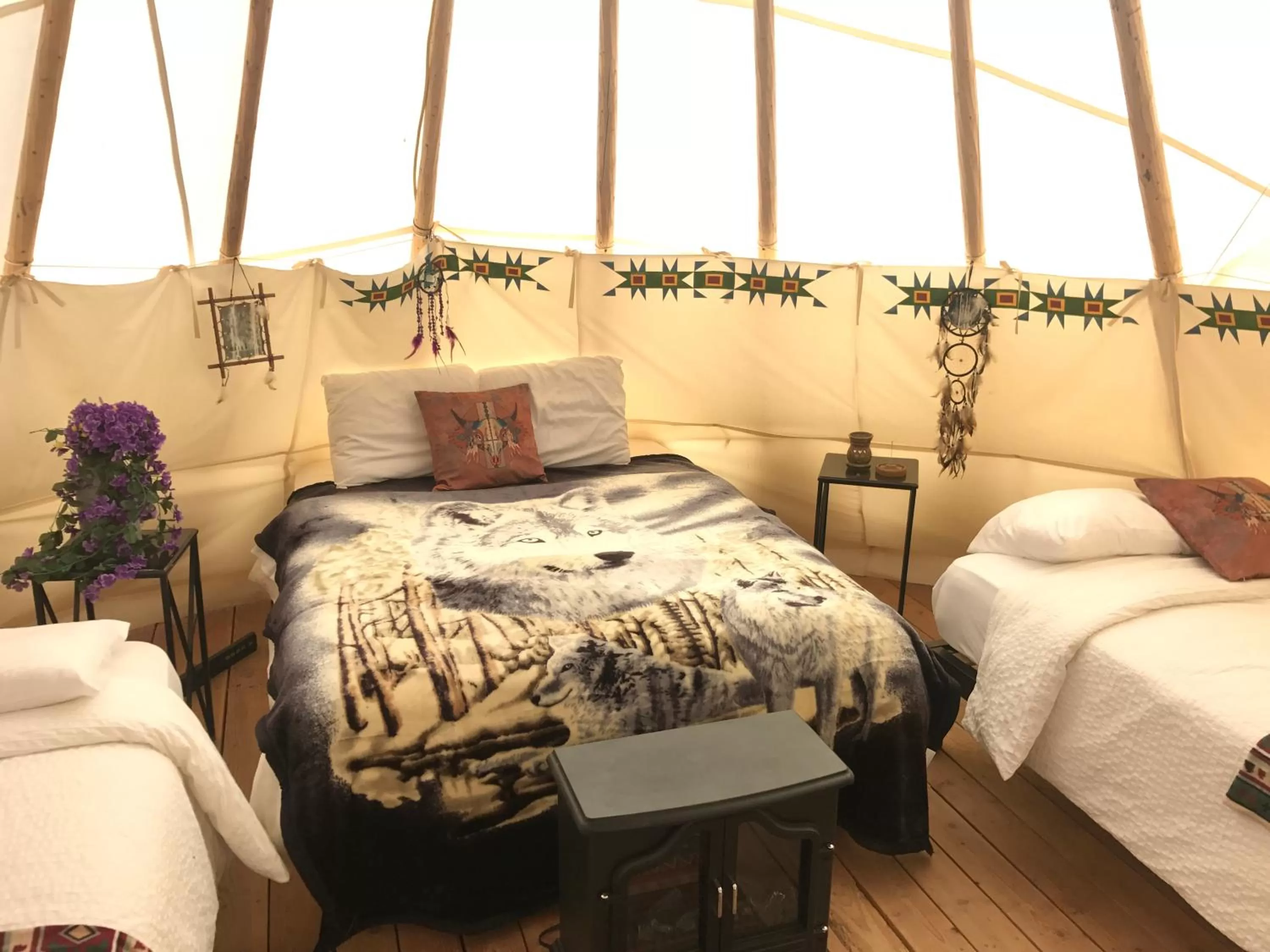 Bed in Olancha RV Park and Motel