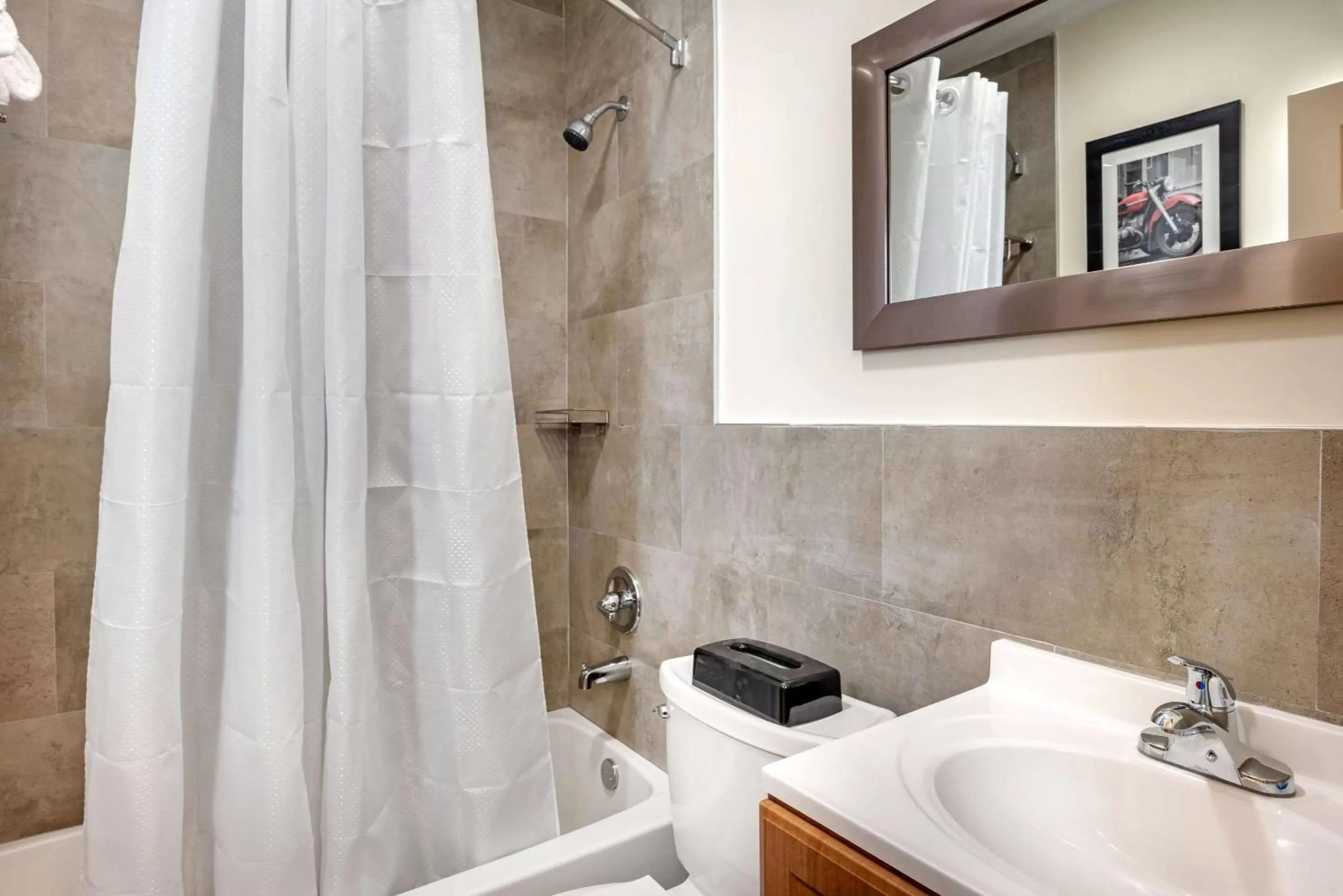 Bathroom in Downtown Hollywood Gardens Inn & Suites