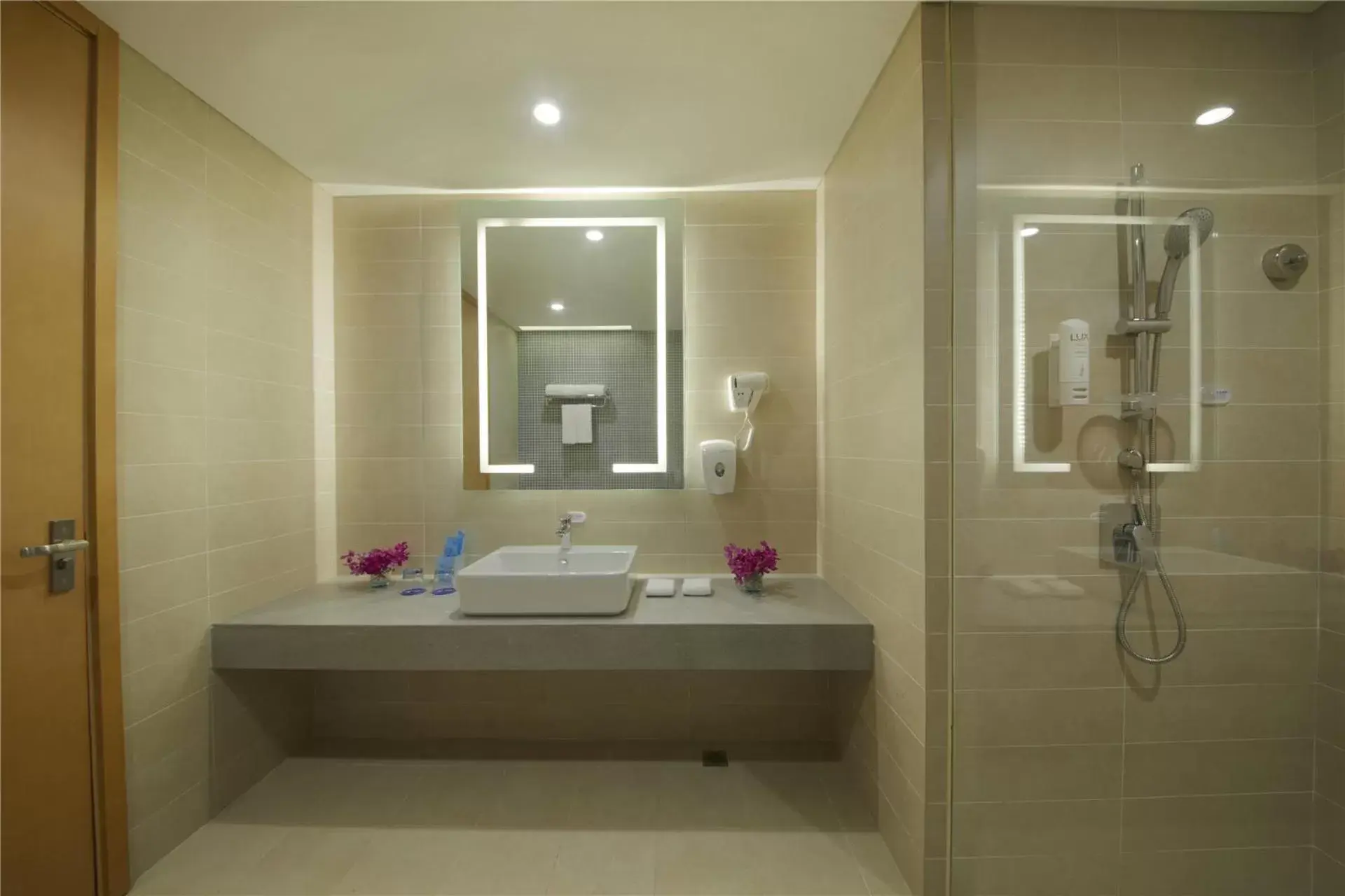 Standard Twin Room - High Floor in Holiday Inn Express Zhengzhou Zhengdong by IHG Standard Twin Room - High Floor in Holiday Inn Express Zhengzhou Zhengdong by IHG