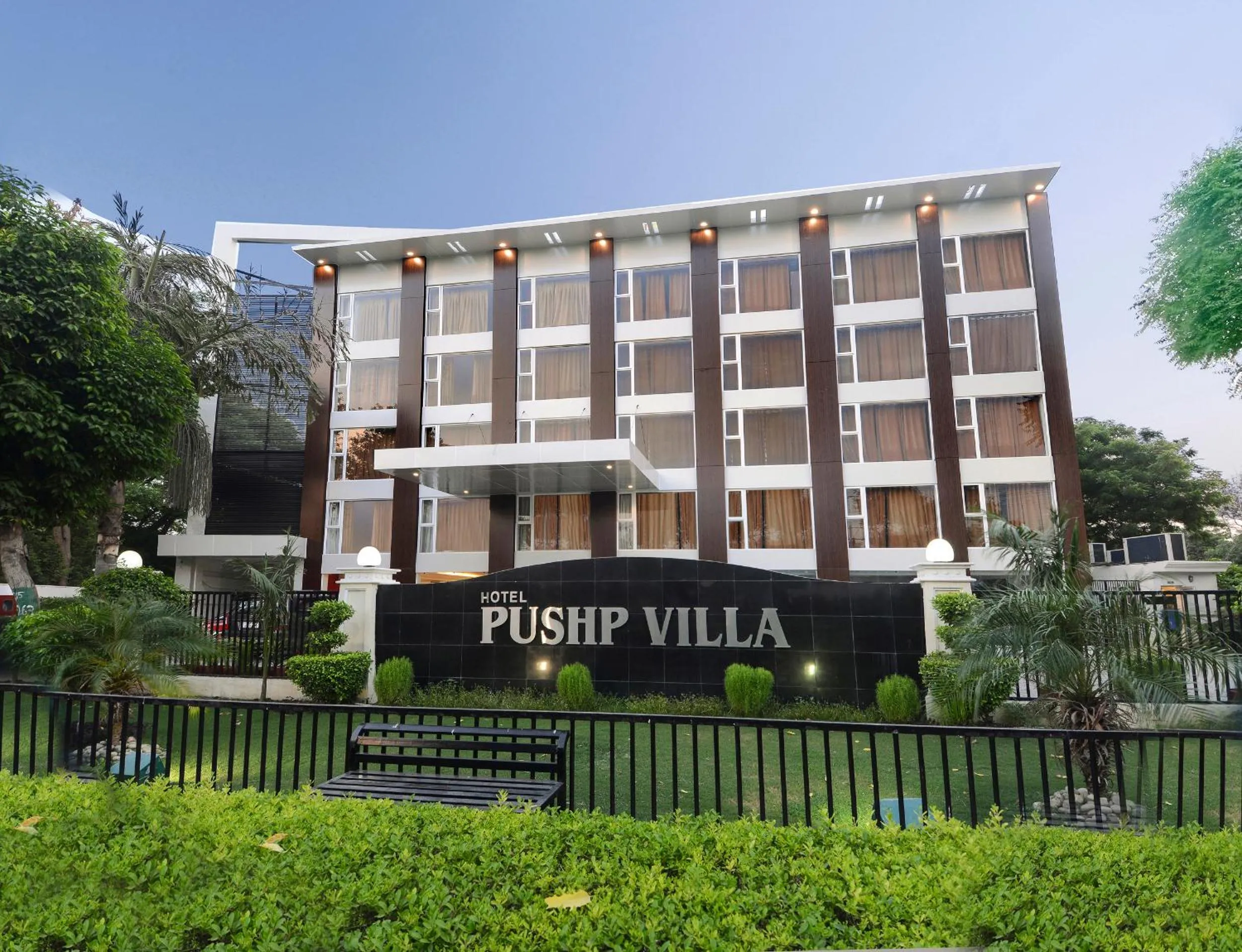 Property building in Hotel Pushp Villa Agra Taj East Gate