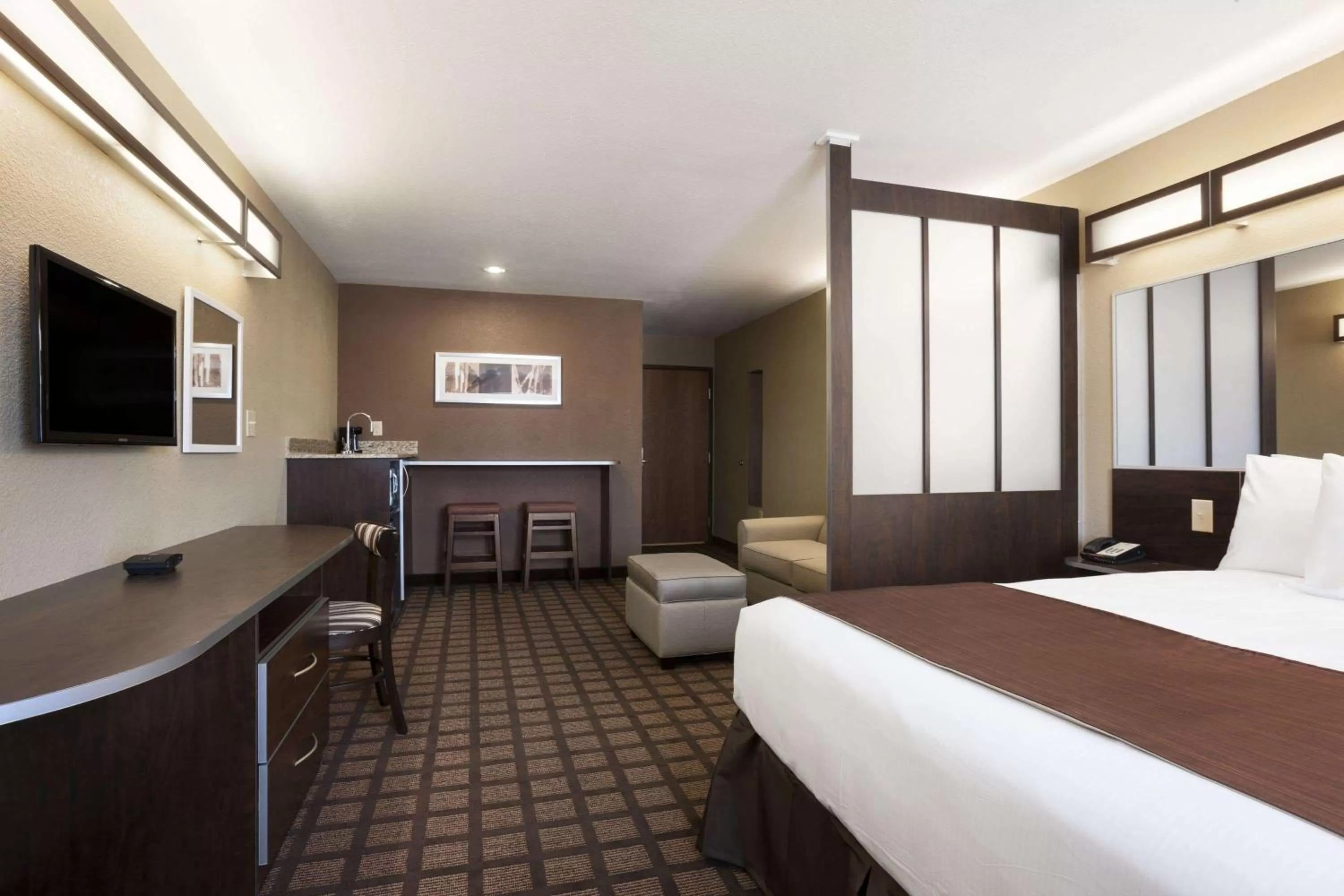 Photo of the whole room, Bed in Microtel Inn & Suites by Wyndham Kenedy Karnes City
