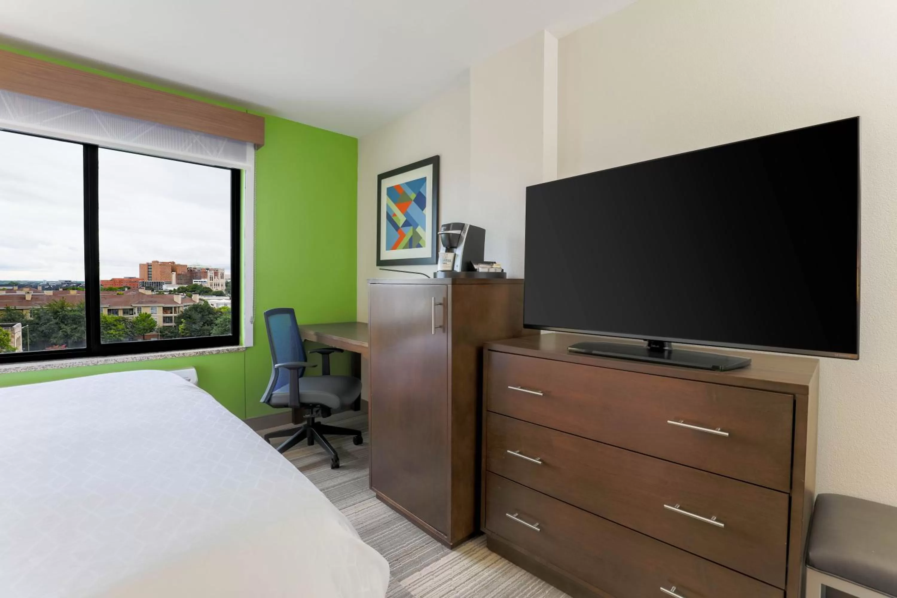 Photo of the whole room, Bed in Holiday Inn Express & Suites Fort Worth Downtown by IHG
