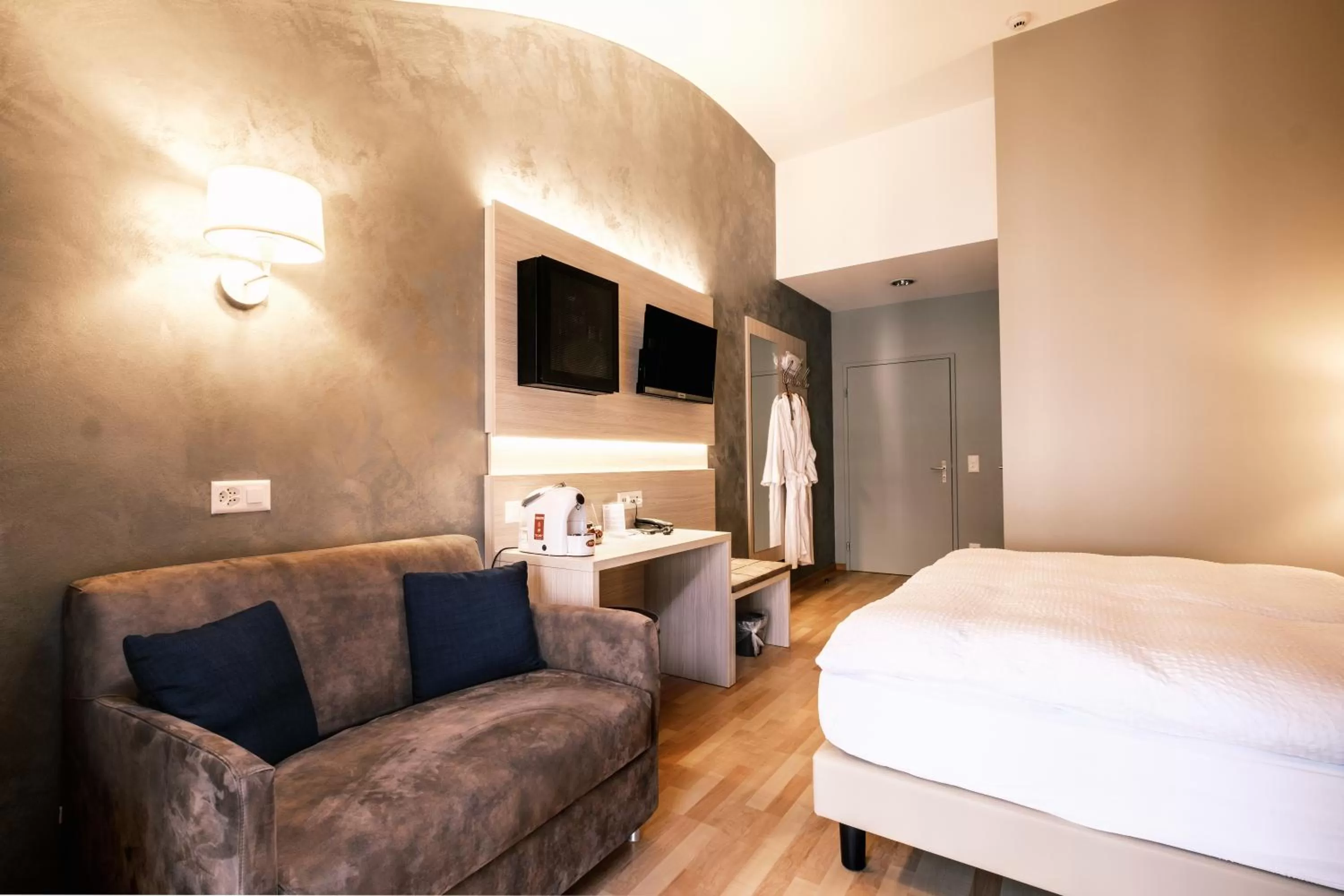 Photo of the whole room, Bed in Hotel Zurigo Downtown