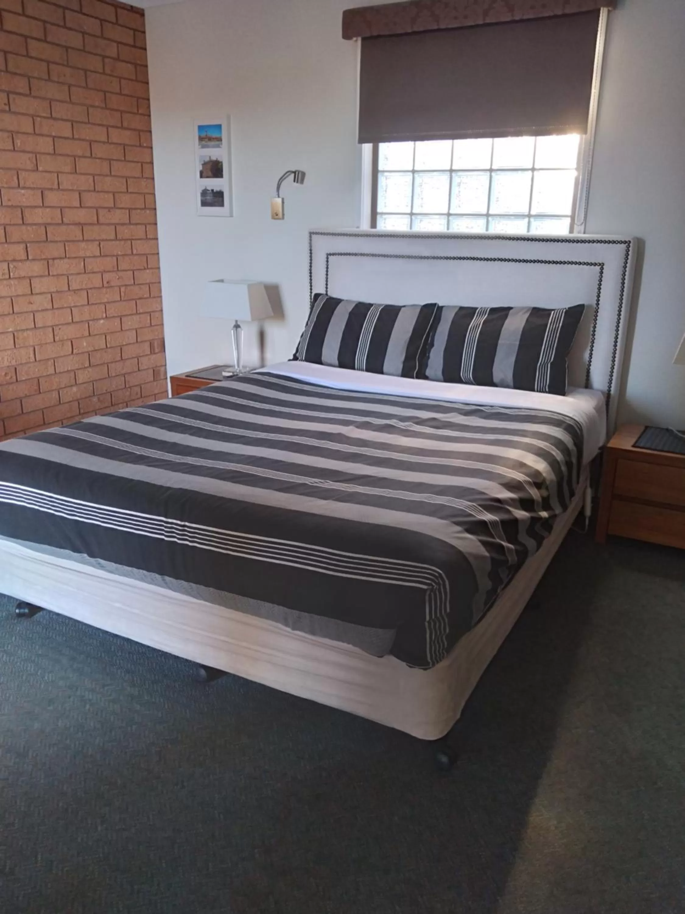 Bed in Bristol Hill Motor Inn