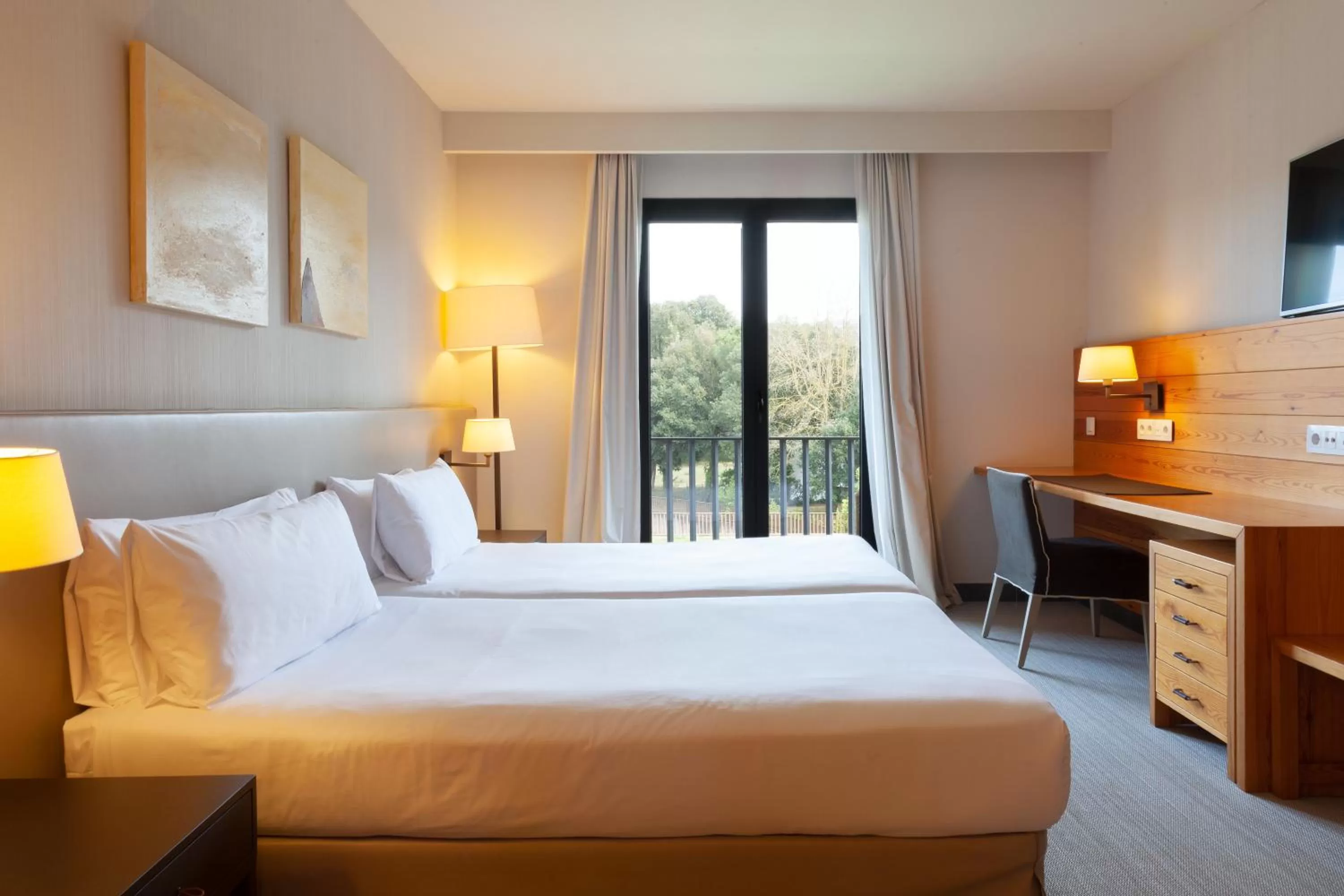 Photo of the whole room, Bed in Montanyà