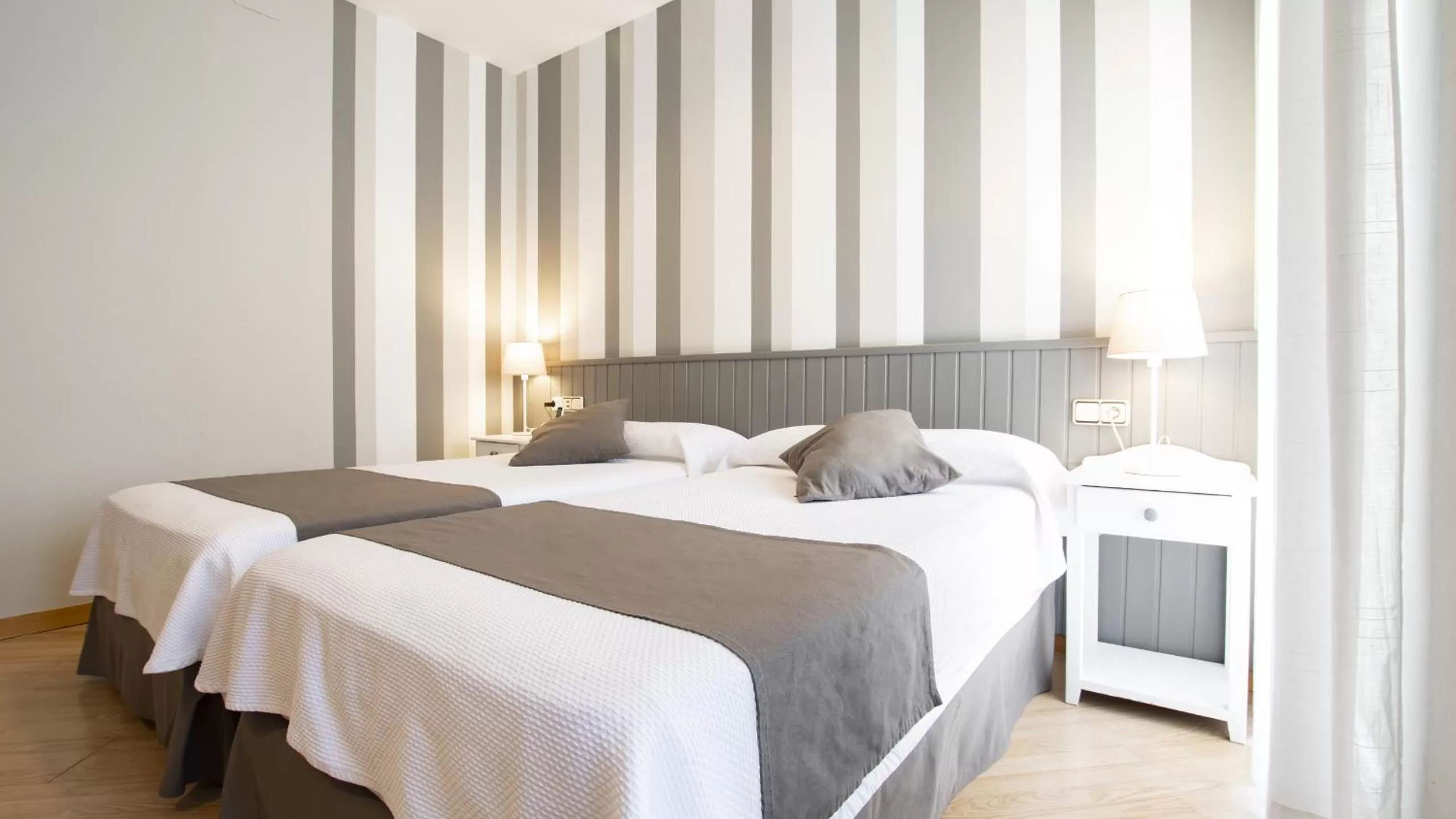 Bed in Hotel Isabel de Segura