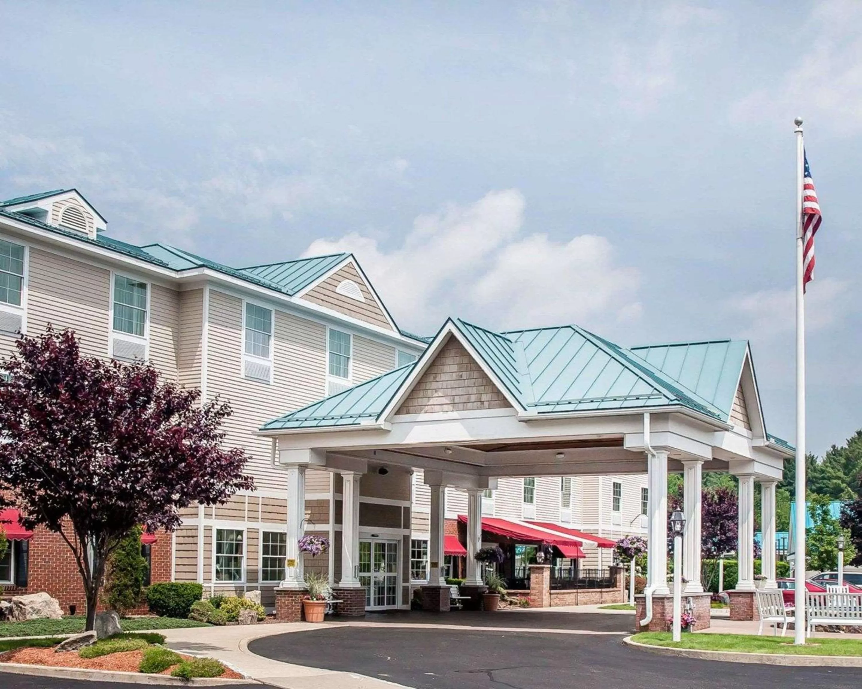 Property building in Comfort Inn & Suites Sturbridge-Brimfield