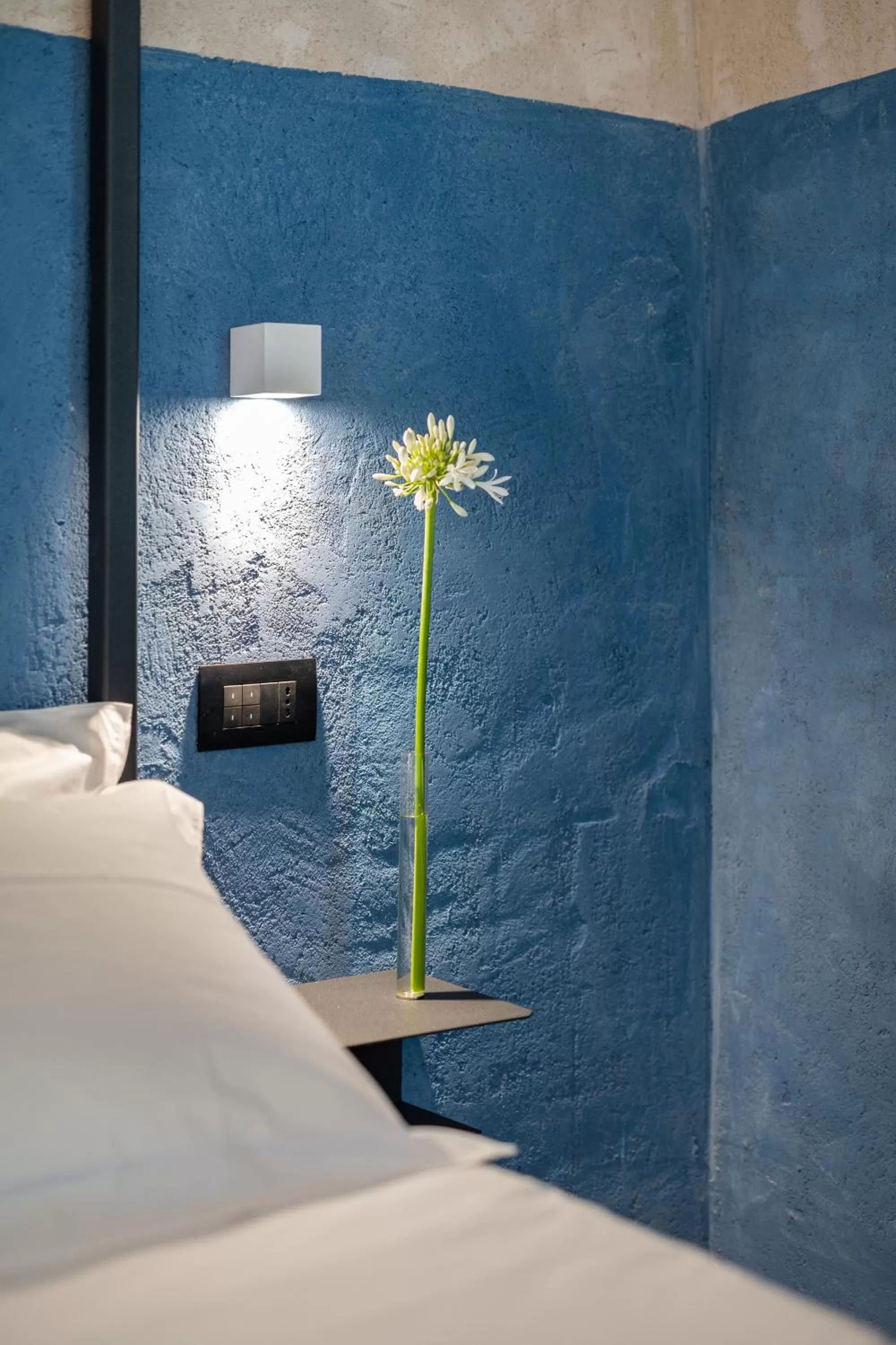 Bed in OGNISSANTI GuestHouse & Suites