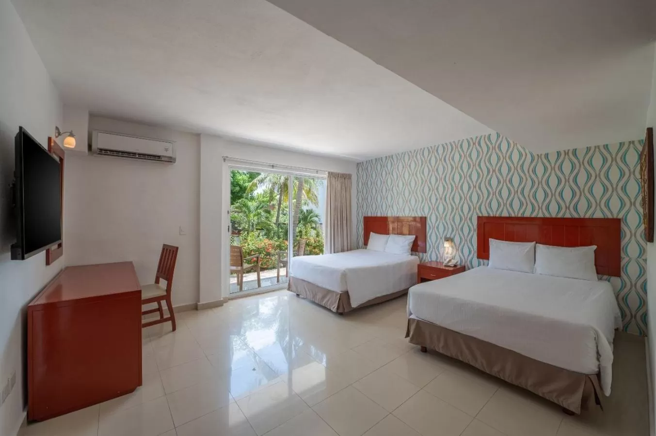 Photo of the whole room, Bed in Hotel Dos Playas Faranda Cancún