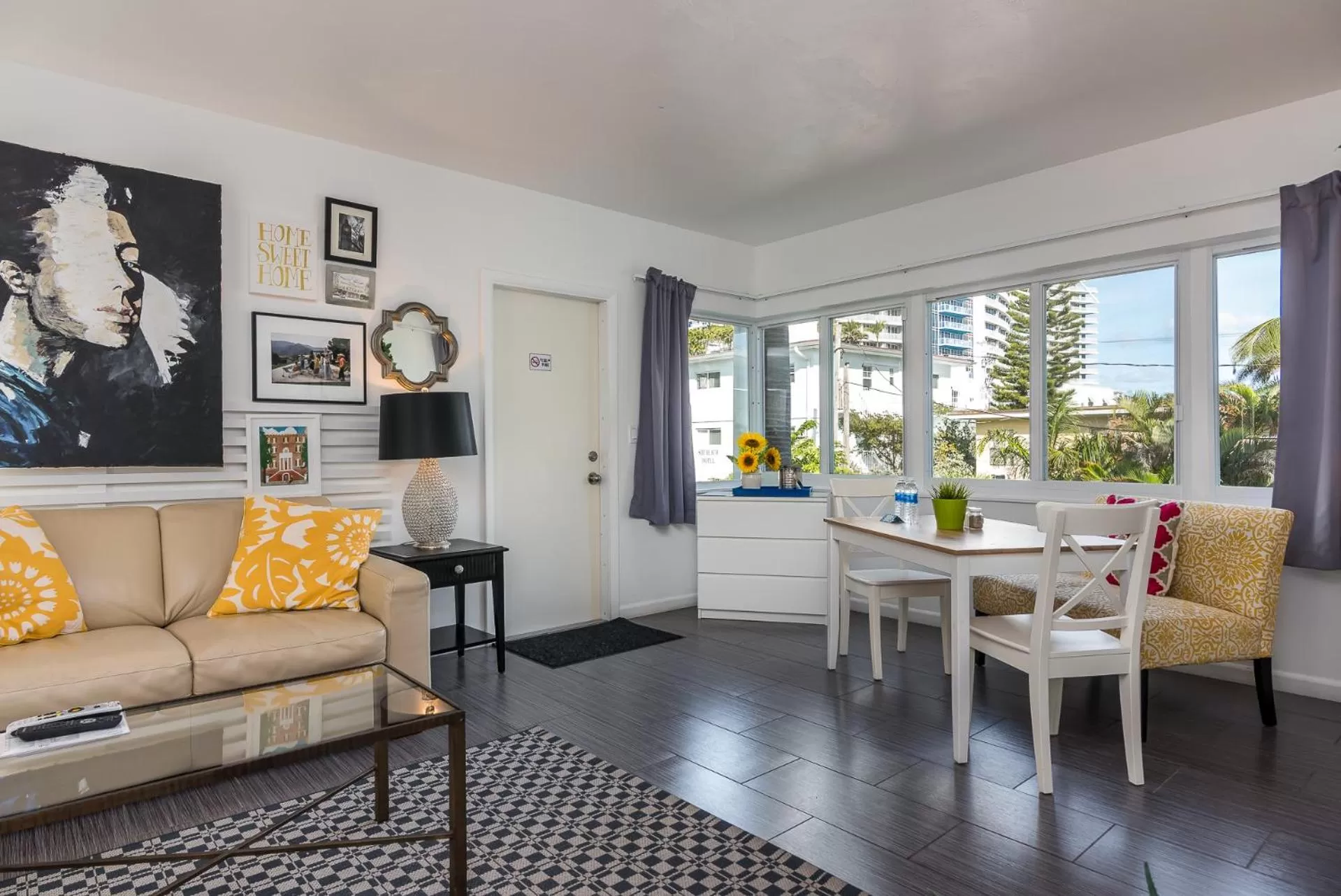 Living room in Nobleton Hotel