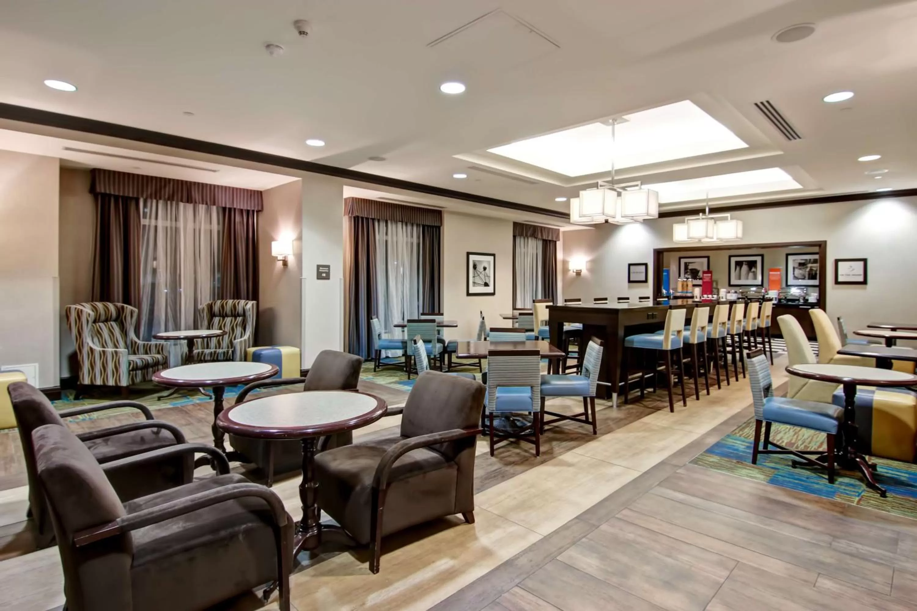 Lobby or reception in Hampton Inn by Hilton Toronto Airport Corporate Centre