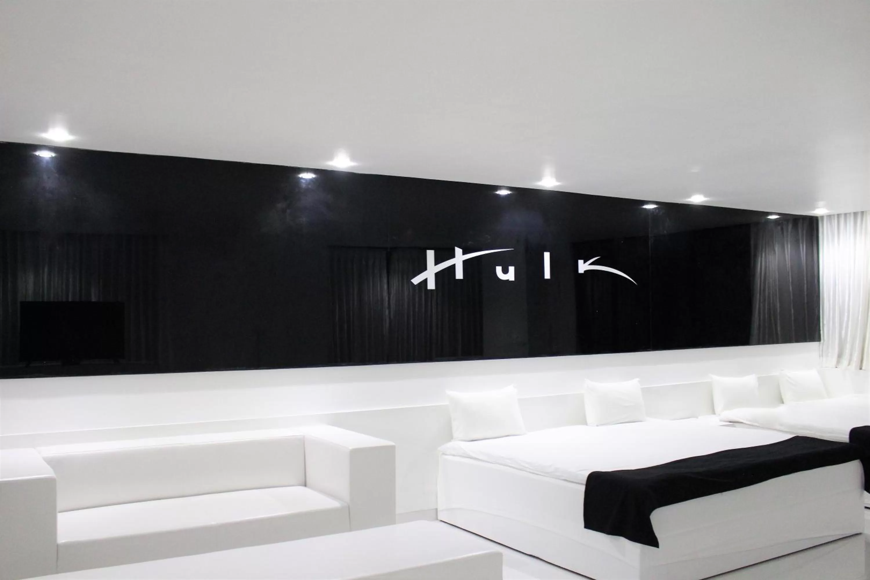 Bedroom, Lobby/Reception in Hotel Hulk