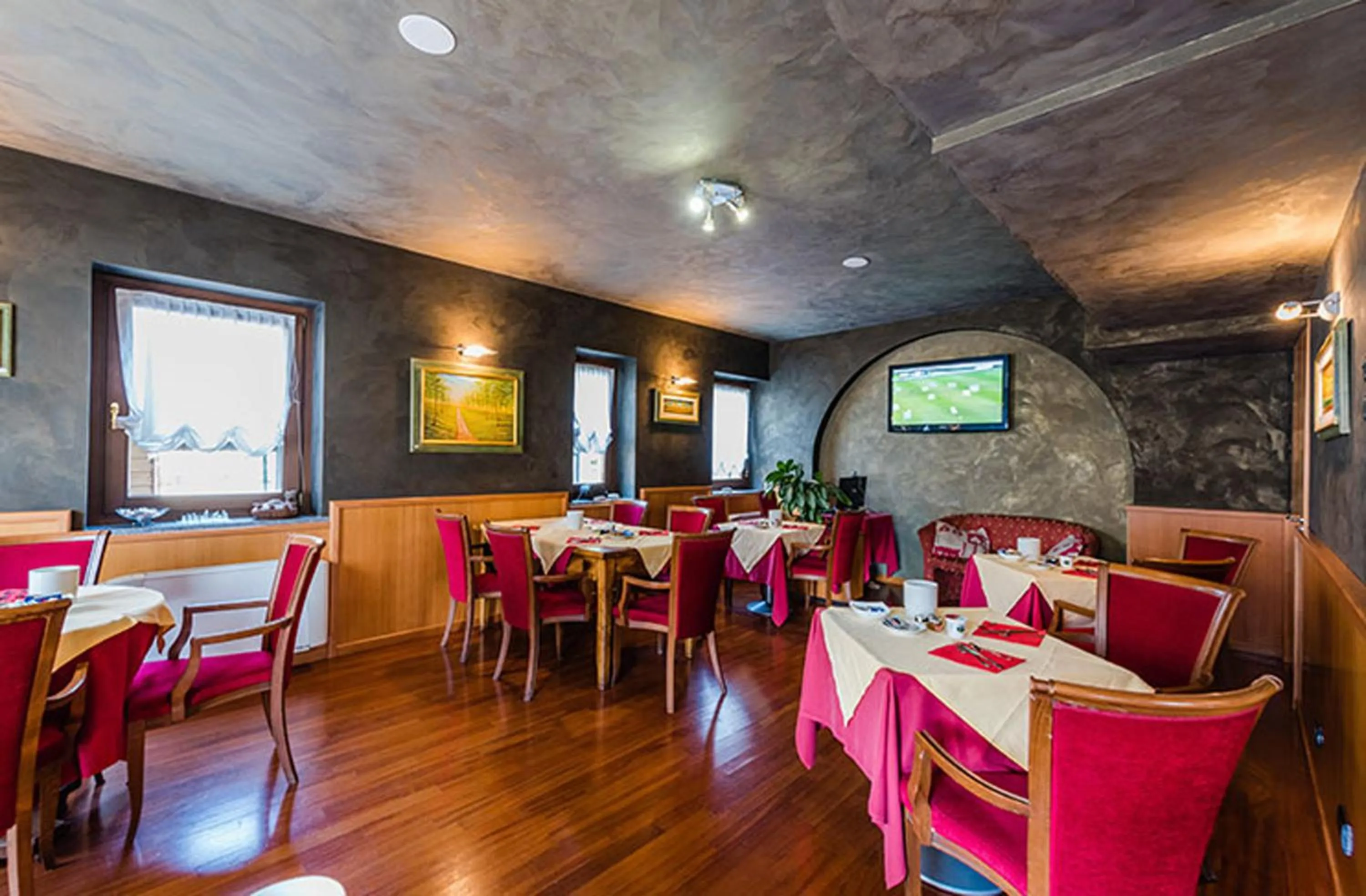 Communal lounge/ TV room in Hotel Au Soleil