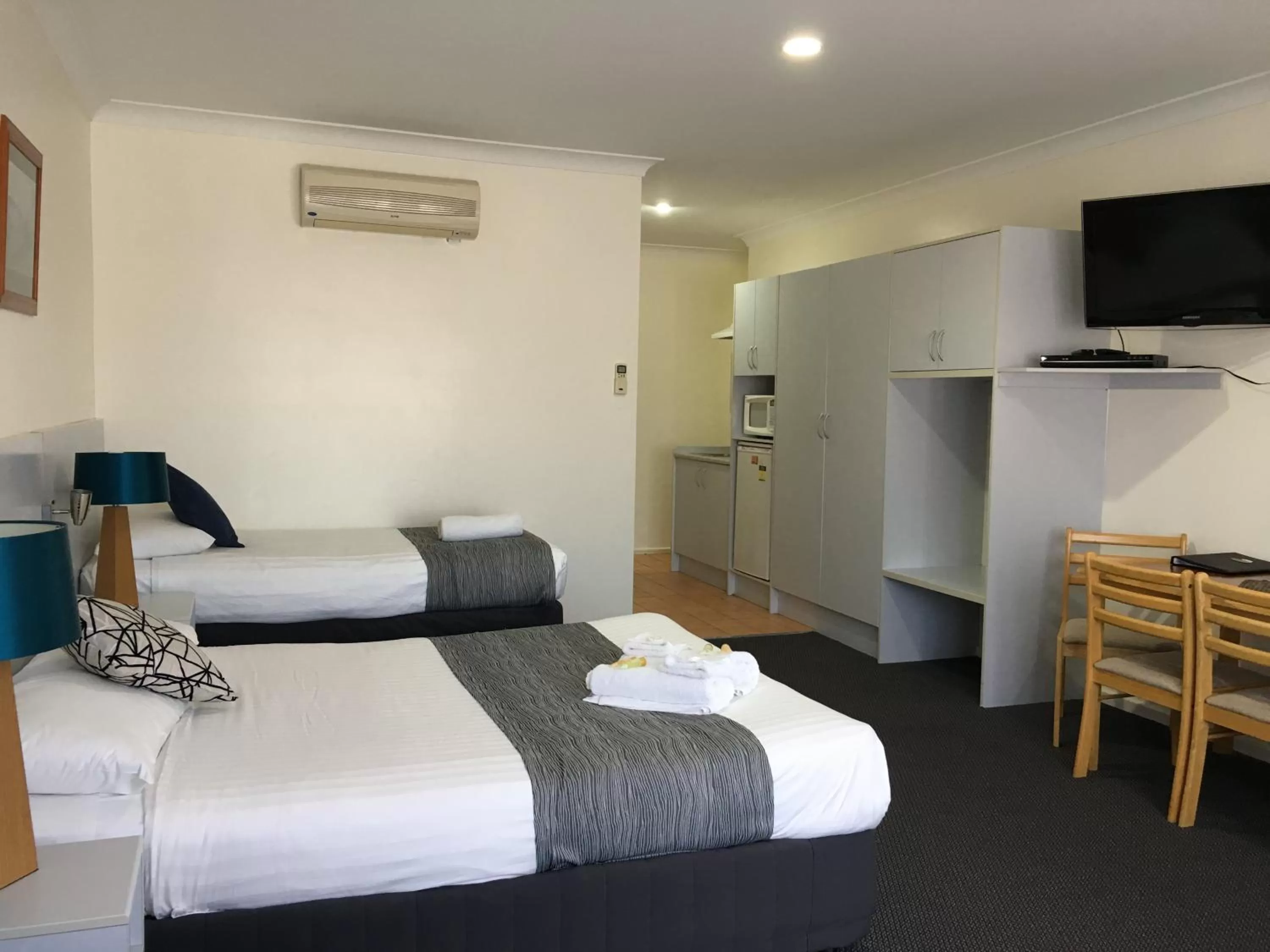 Bed in Lakeview Motor Inn