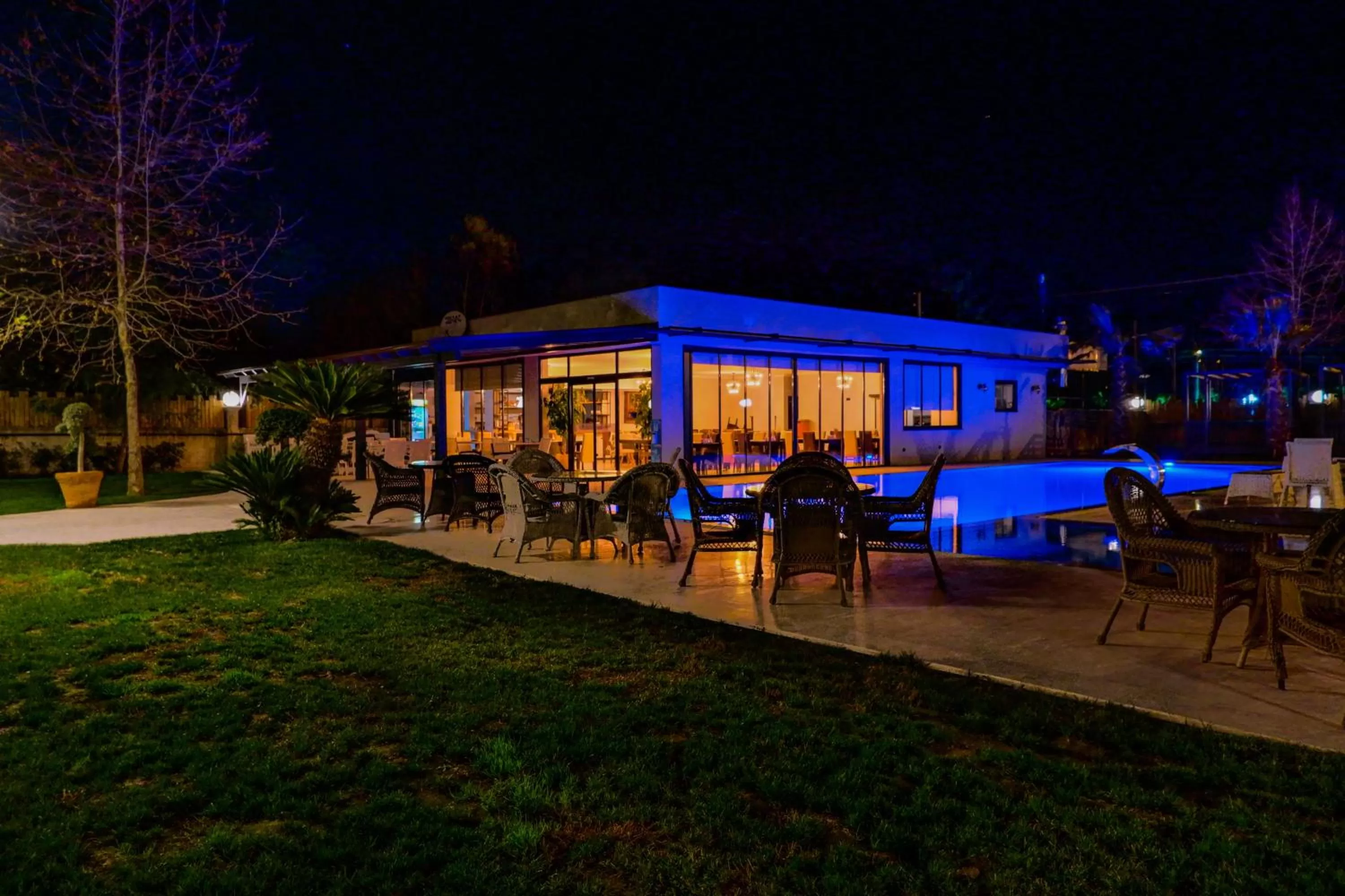 Restaurant/places to eat, Property Building in Didi Butik Hotel