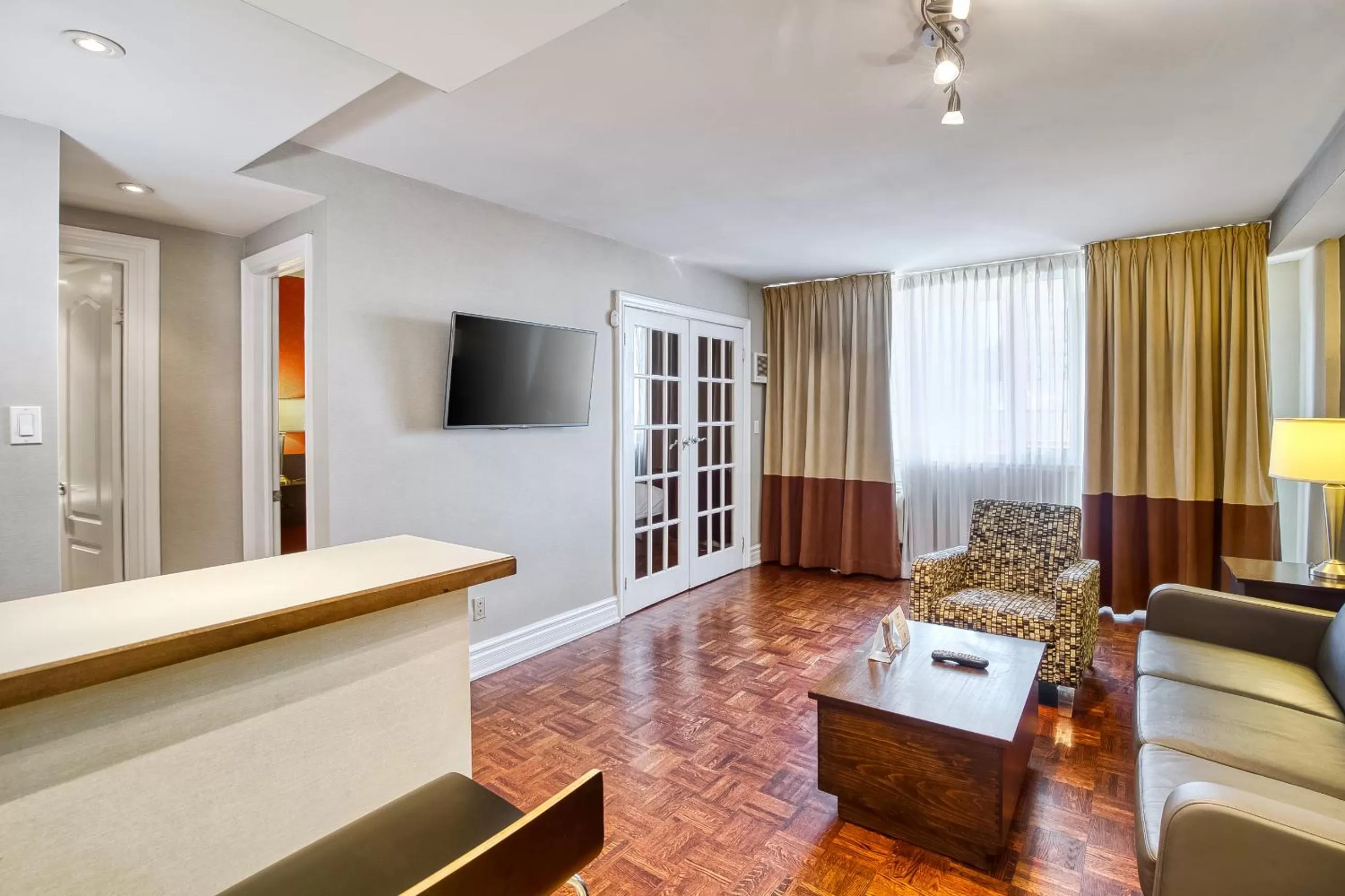 Living room, Bed in Town Inn Suites Hotel