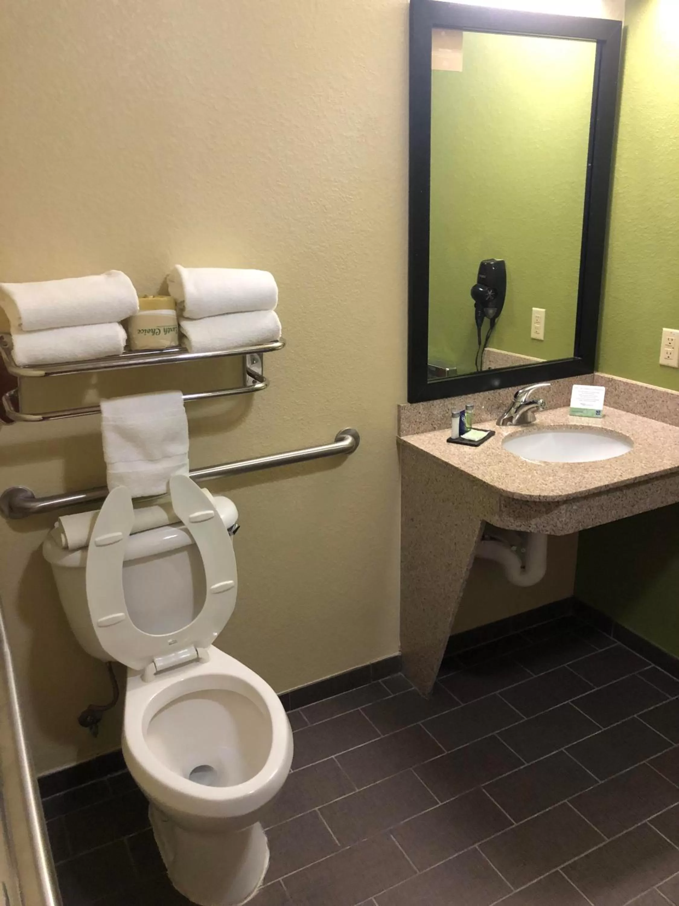 King Room with Accessible Tub - Accessible/Non-Smoking in Sleep Inn & Suites Hewitt - South Waco