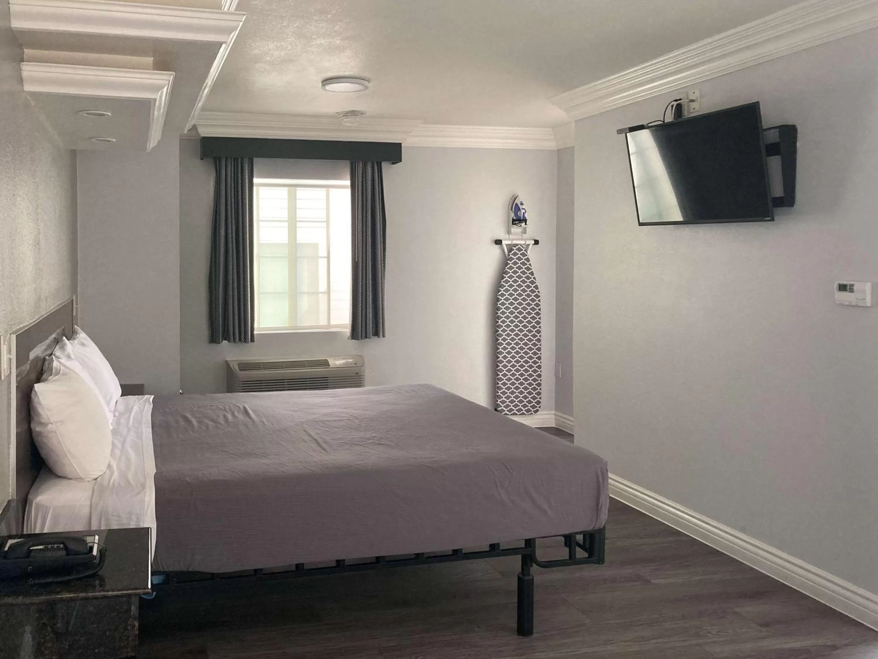 Bedroom, Bed in Motel 6 Glendale CA Pasadena Burbank Los Angeles