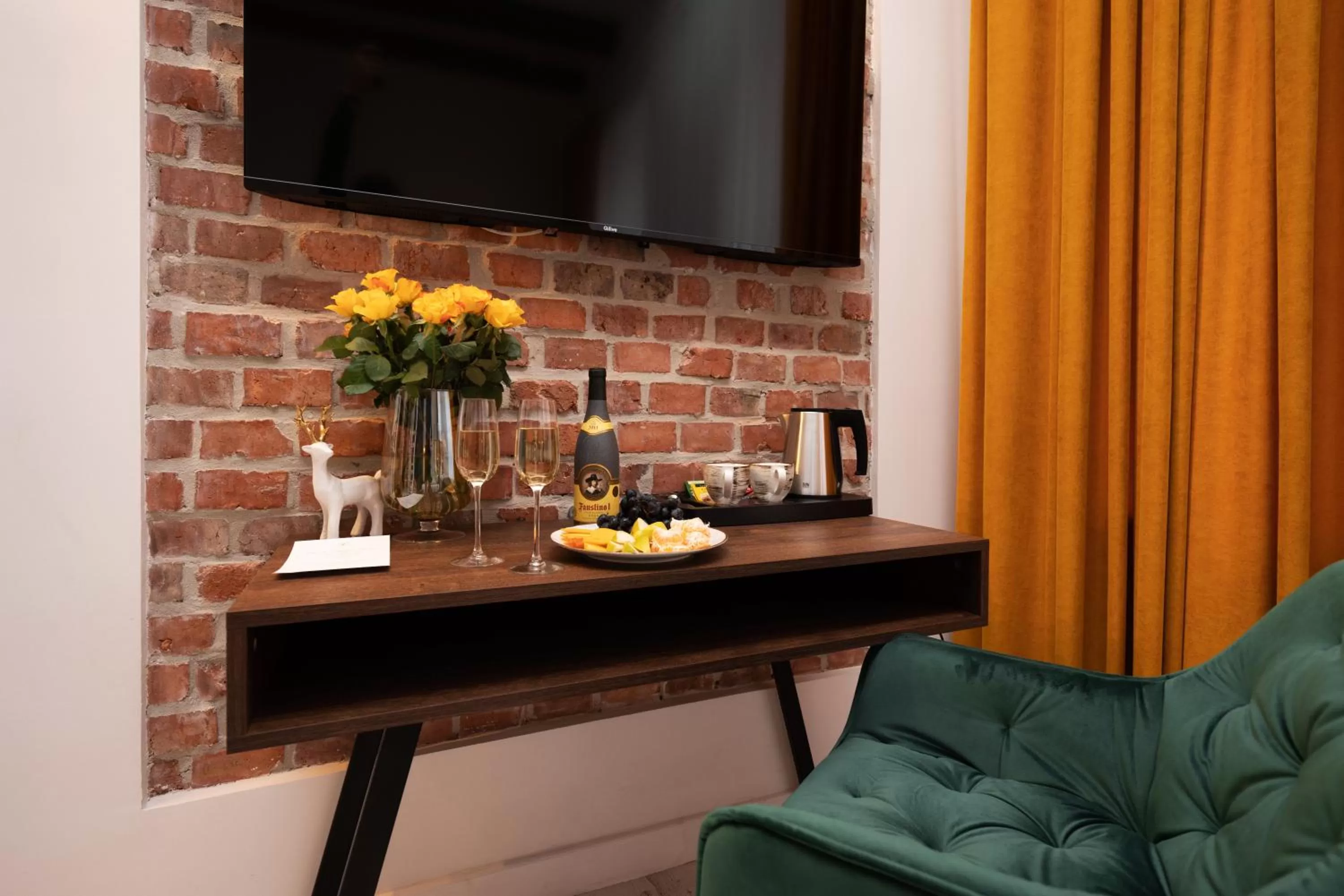 TV and multimedia in Hive Family House