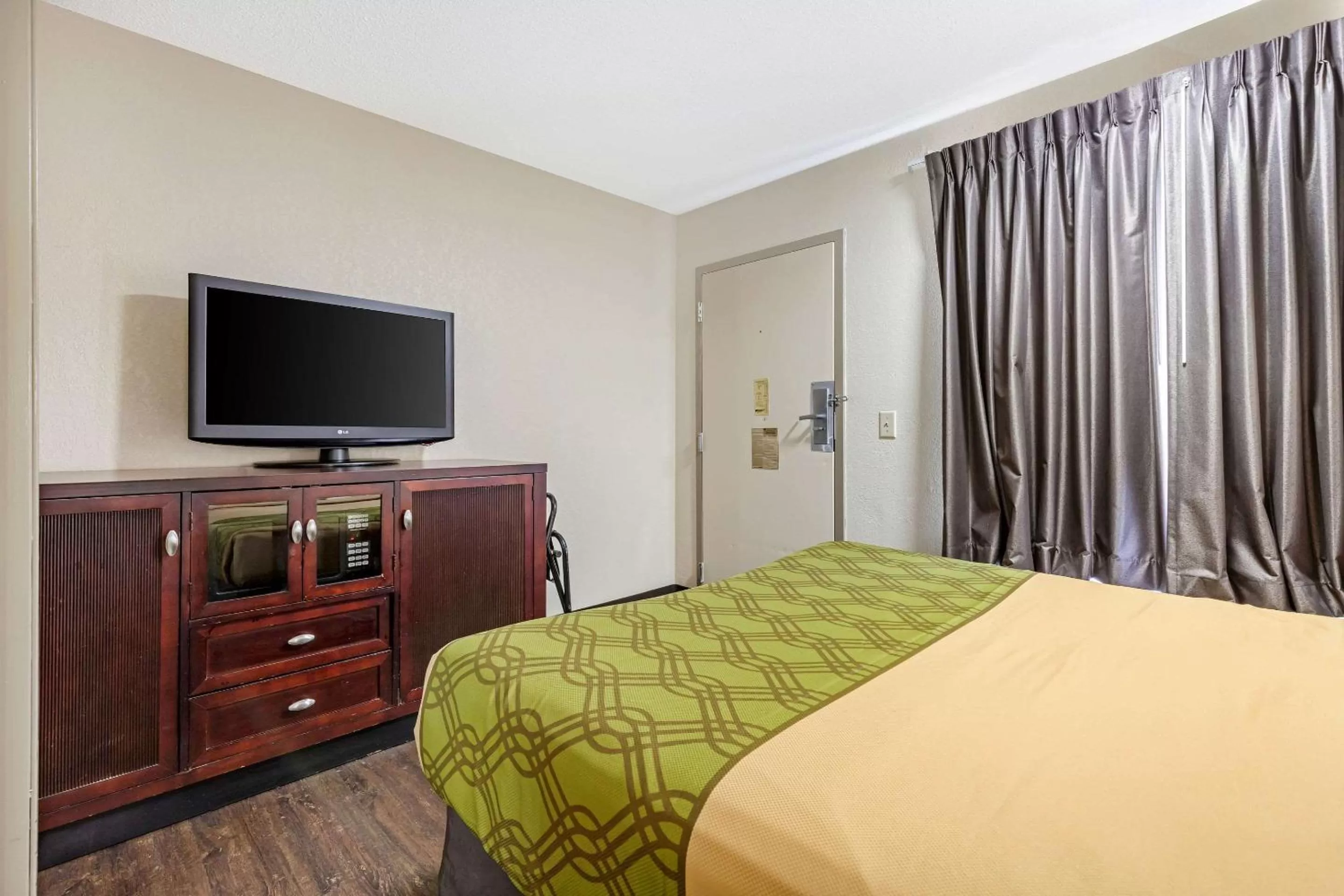 Photo of the whole room, Bed in Econo Lodge Augusta, Downtown