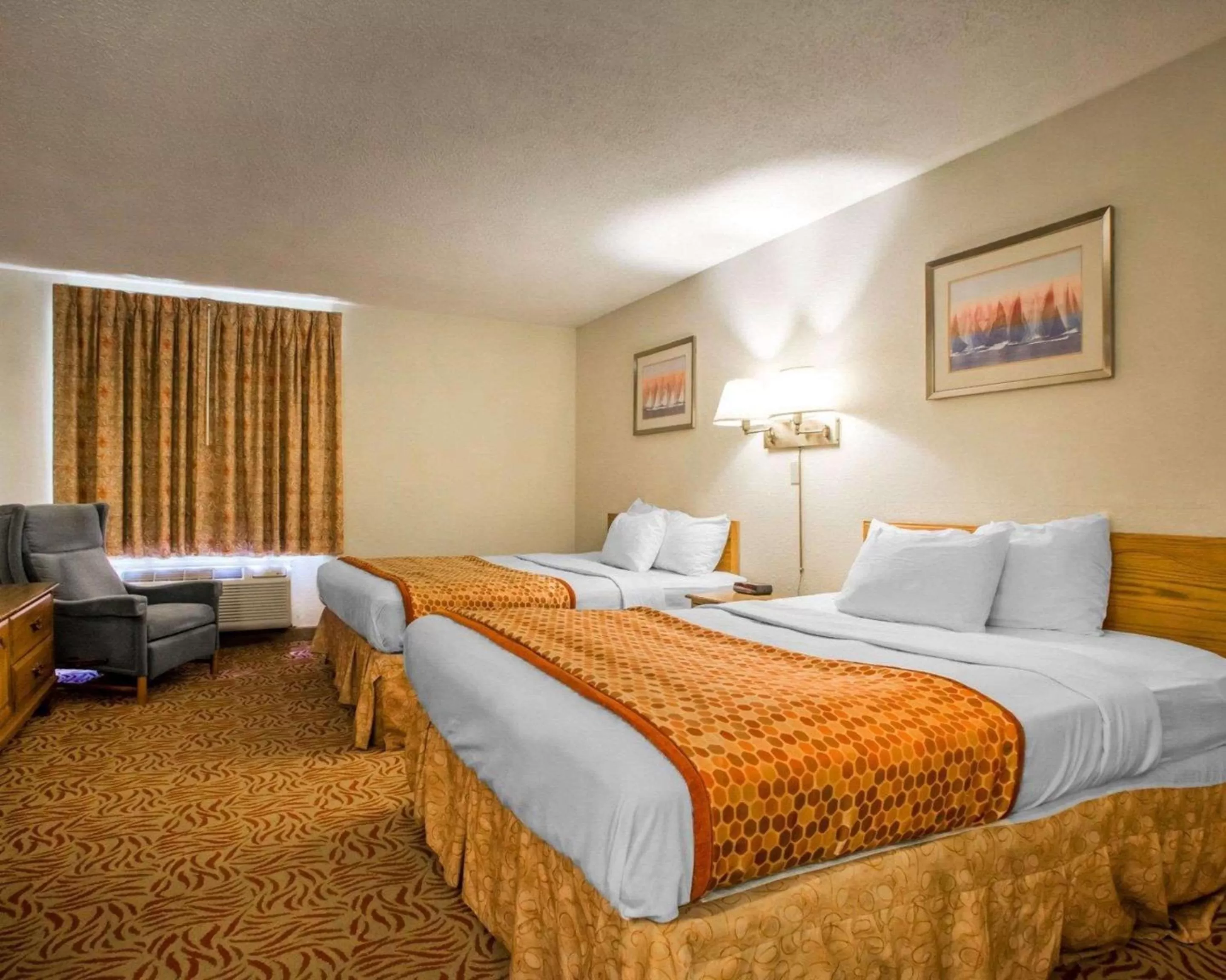 Photo of the whole room, Bed in University Inn & Suites