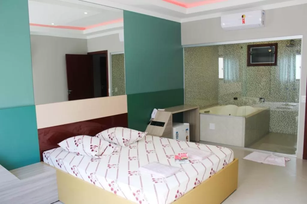 Hot Tub, Bed in Motel Tenda