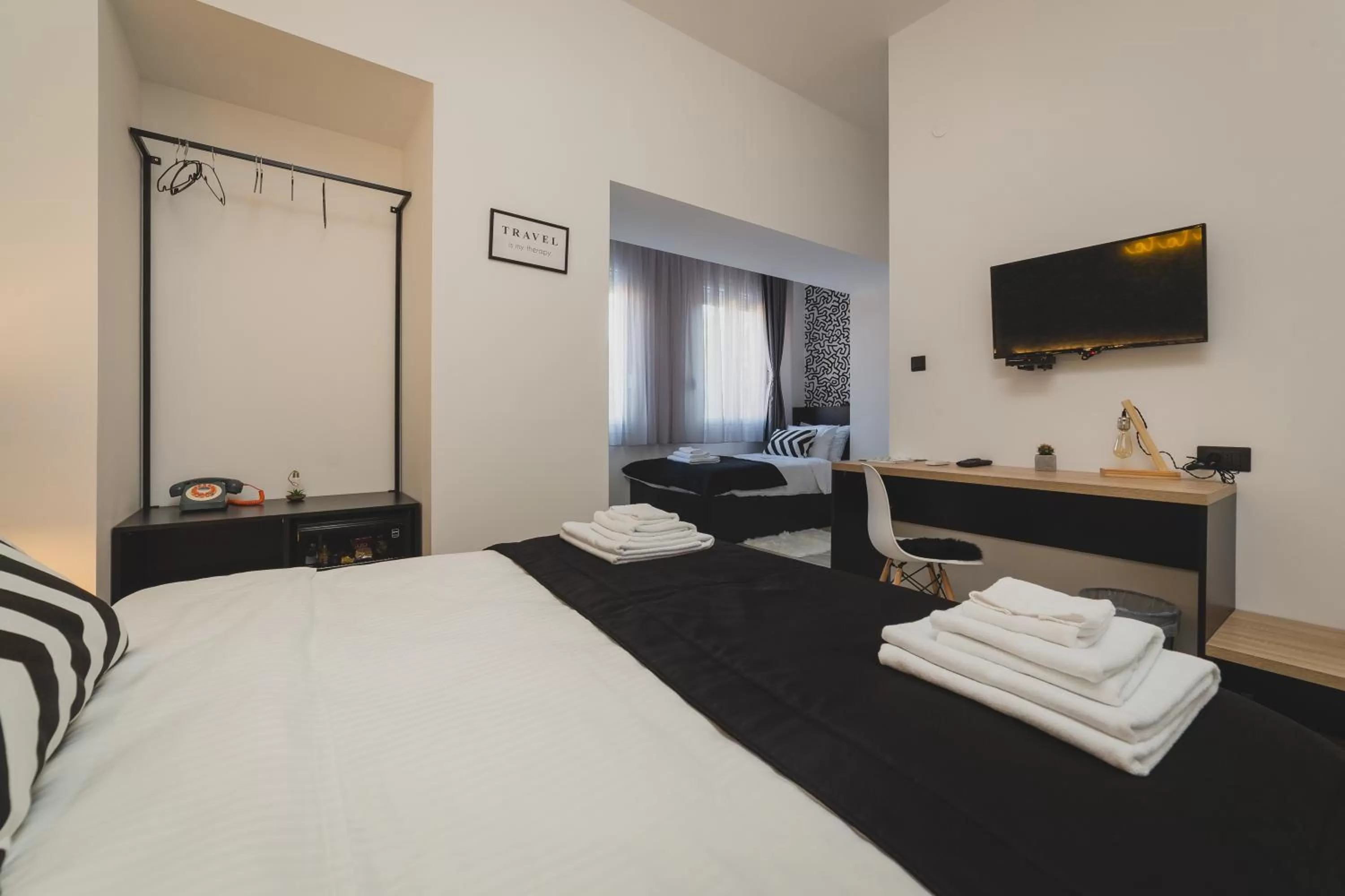 Communal lounge/ TV room, Bed in Hotel Marienplatz Podgorica