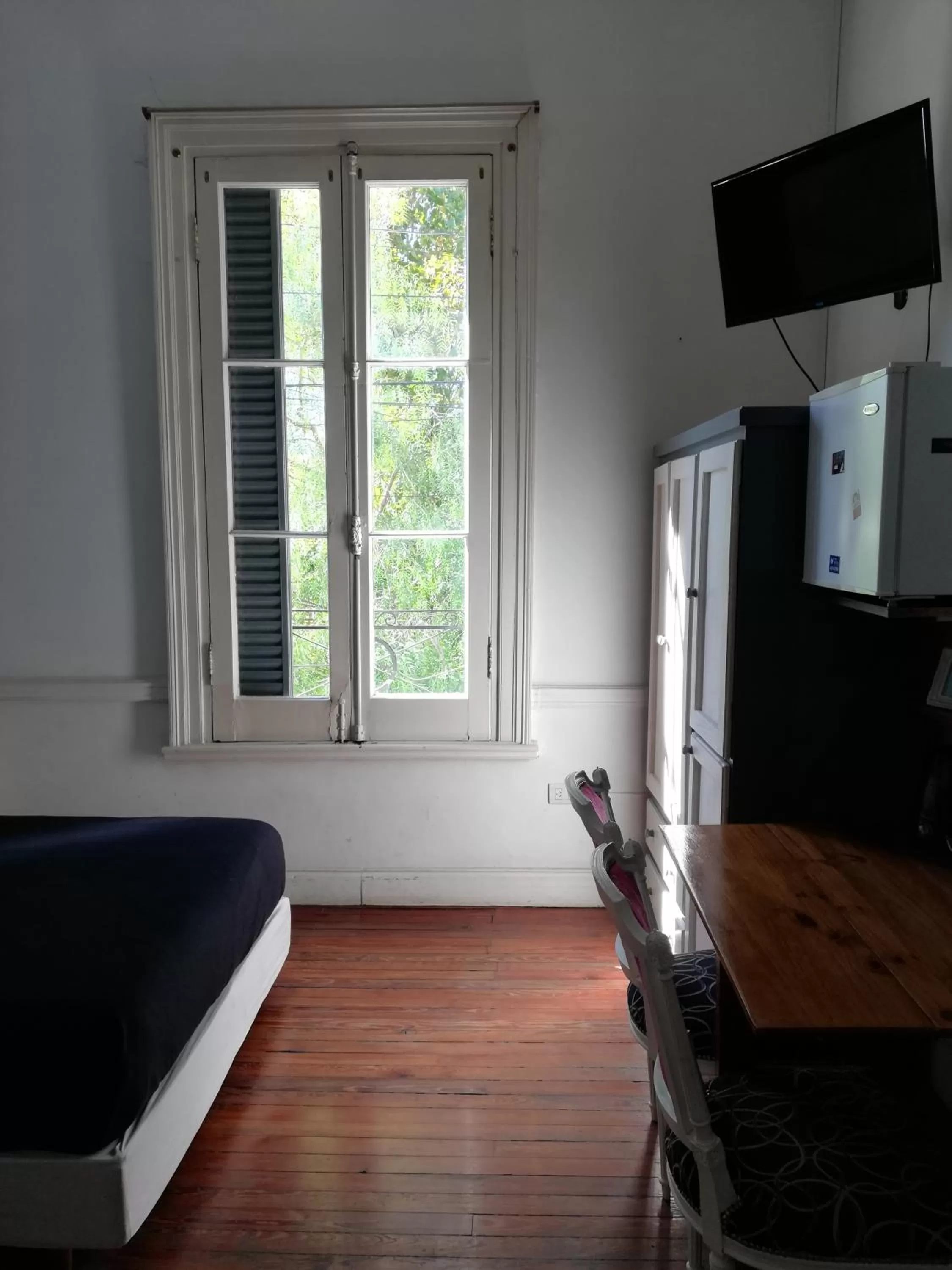 TV/Entertainment Center in Casablanca Boutique Hotel Adrogué