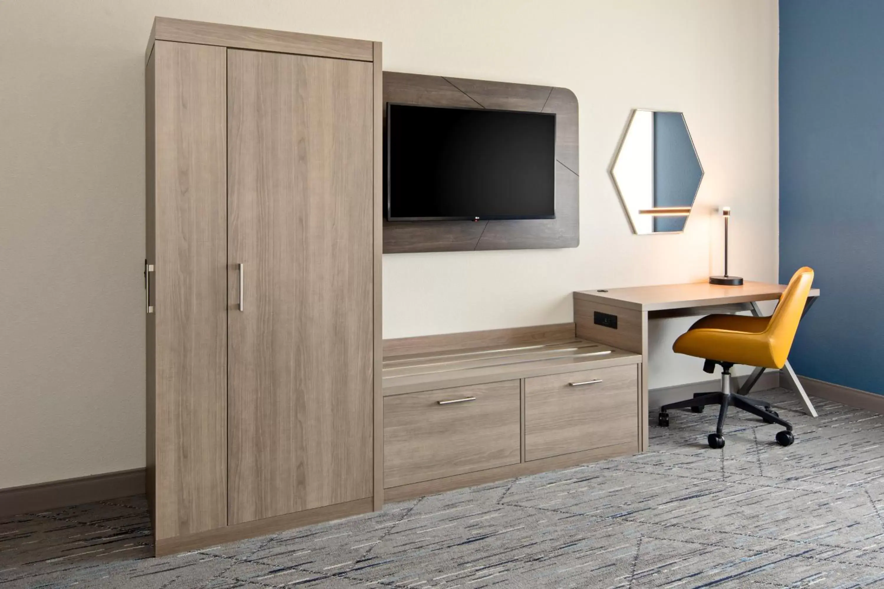 King Room with Roll-In Shower - Disability Access in Holiday Inn Express & Suites Palm Desert - Millennium by IHG King Room with Roll-In Shower - Disability Access in Holiday Inn Express & Suites Palm Desert - Millennium by IHG