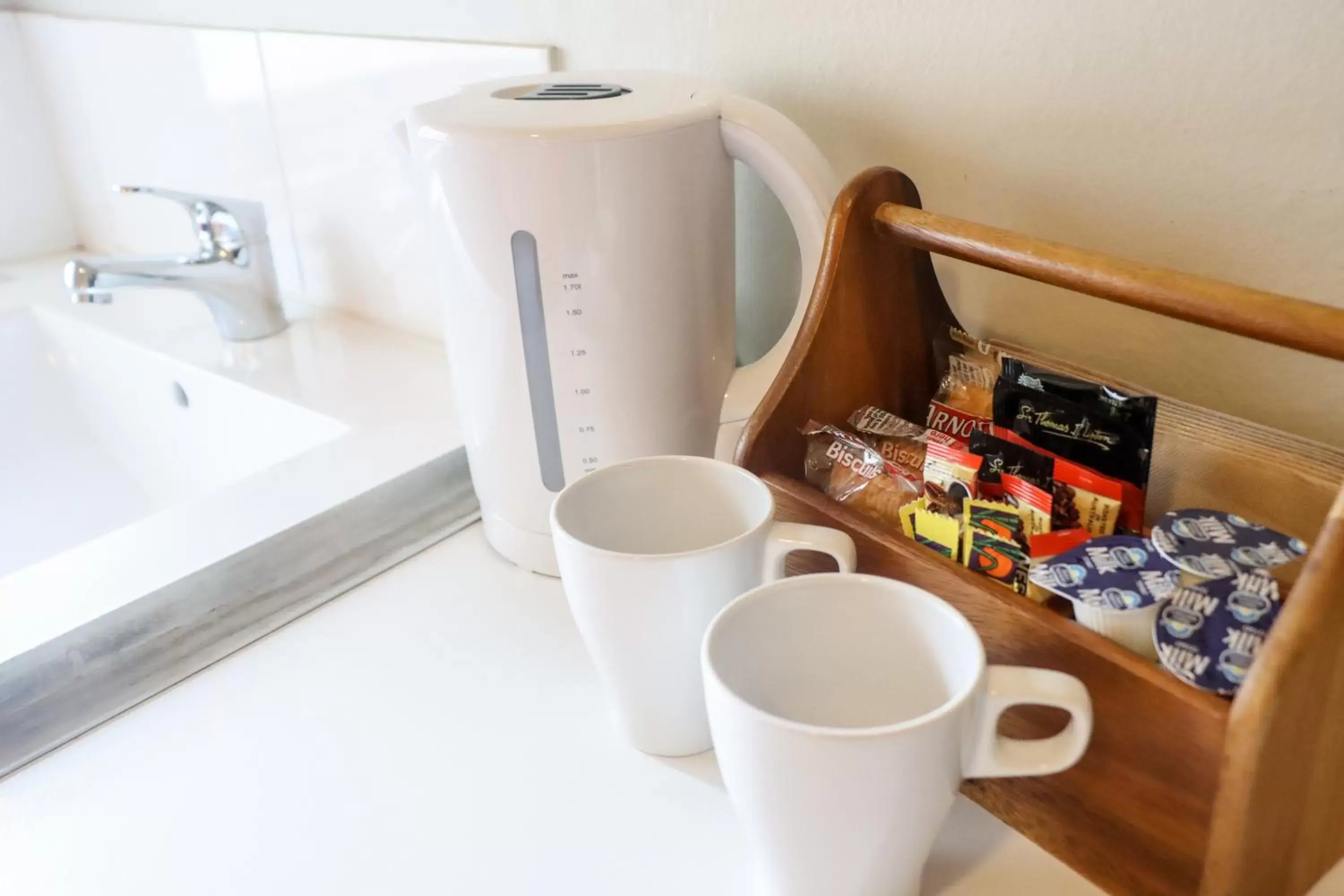 Queen Room with Shared Bathroom in Tates Hotel Windsor Queen Room with Shared Bathroom in Tates Hotel Windsor