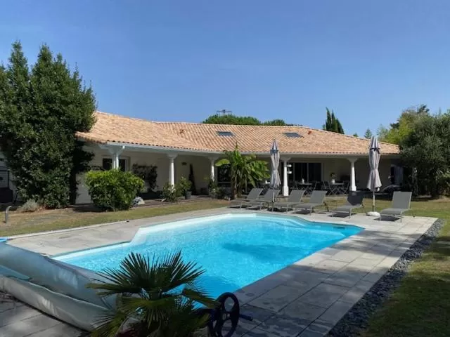 Property building, Swimming Pool in Le Temps des Hôtes