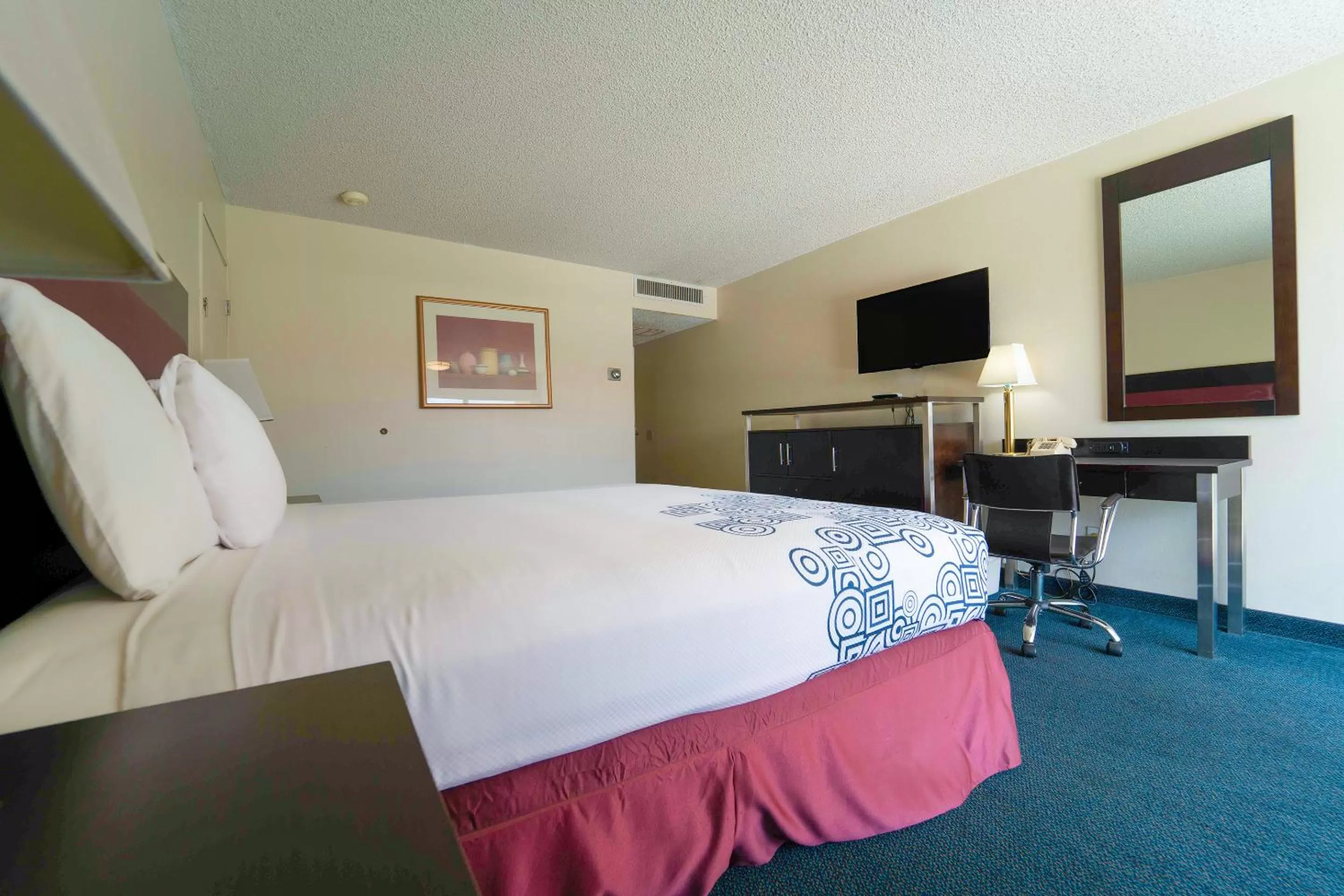 Bedroom, Bed in Royal Plaza Inn