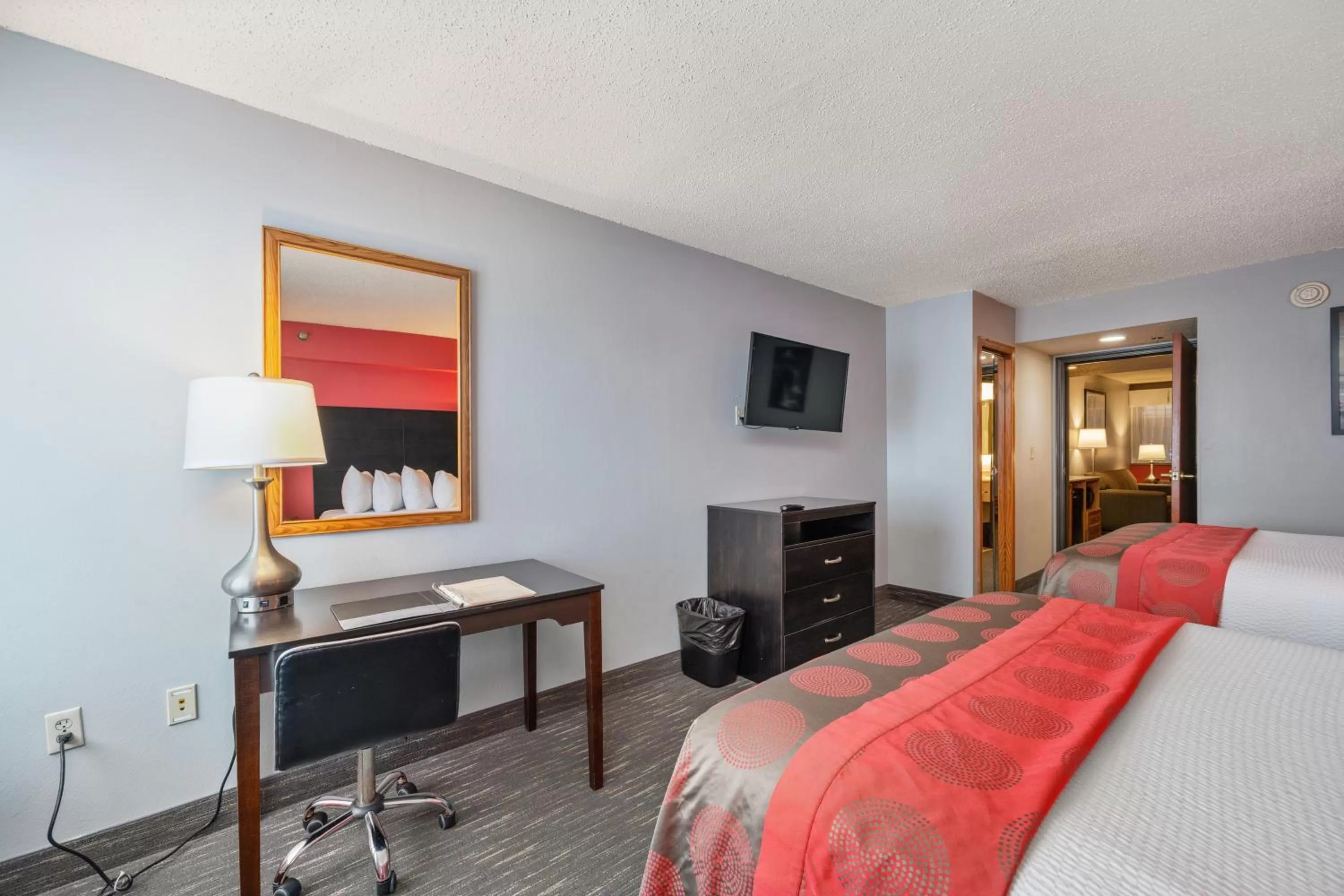 Bedroom, Bed in Ramada by Wyndham Sioux Falls Airport - Waterpark Resort & Event Center